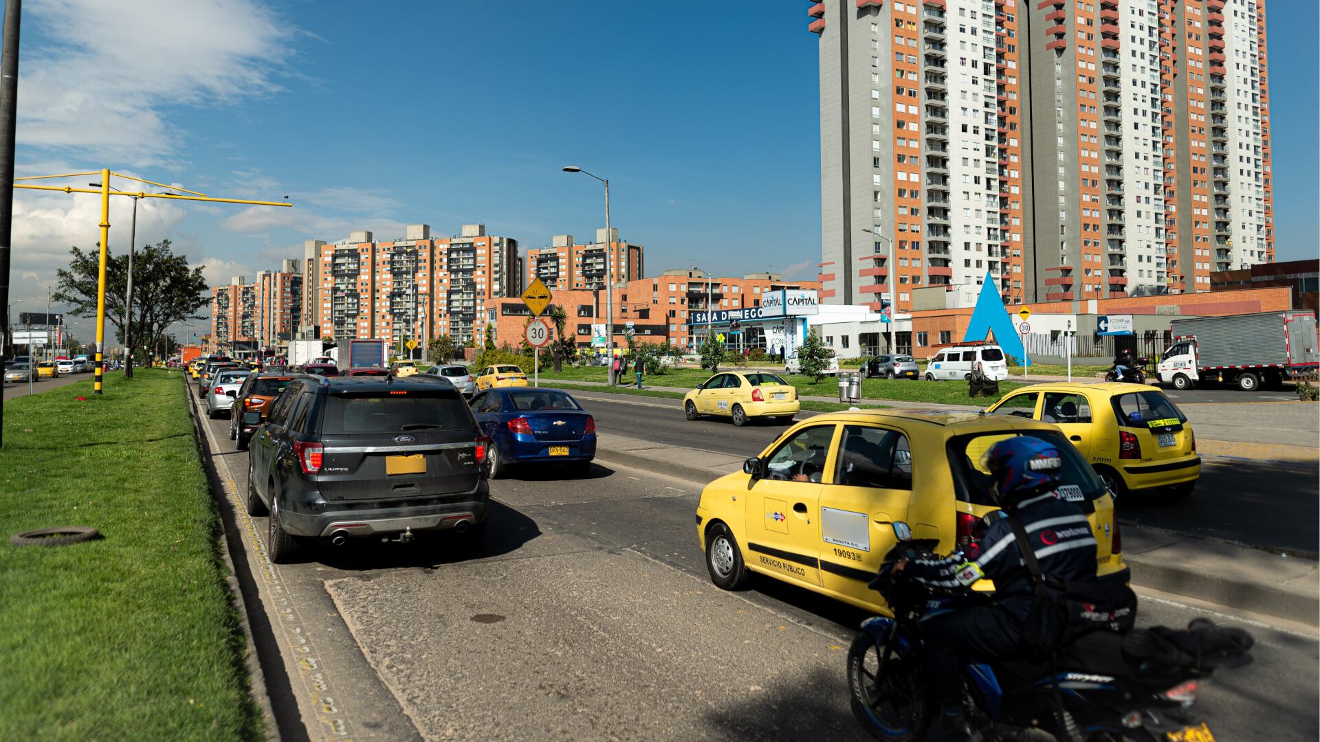 Tránsito en Bogotá. (Crédito: @SectorMovilidad / X)