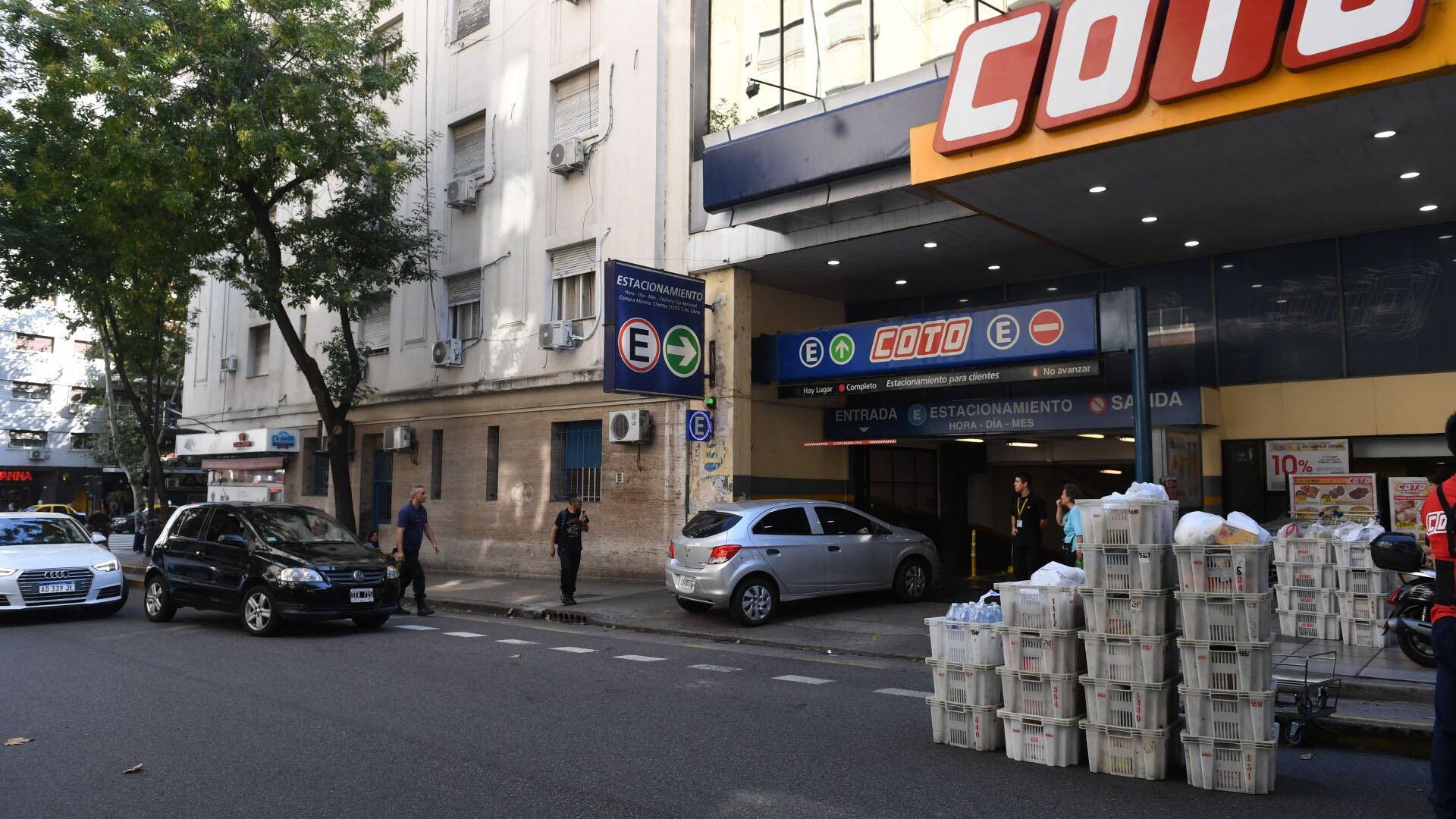 Los supermercados tienen cerradas sus puertas, aunque los shoppings las abrieron pero sólo para los comercios gastronómicos y los cines