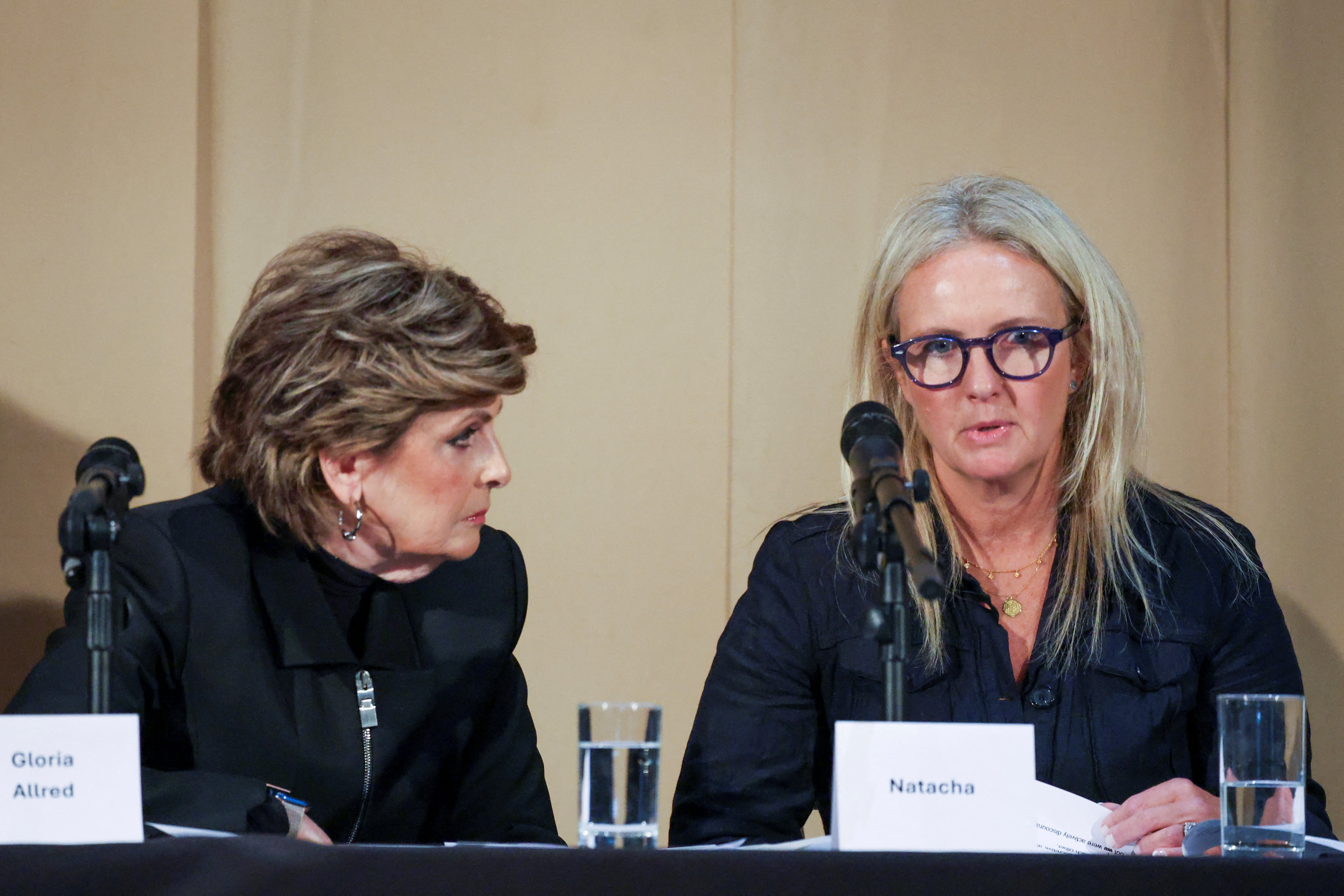 La abogada Gloria Allred y la denunciante Natacha asistieron a la rueda de prensa tras la difusión del documental de la BBC "Al-Fayed: Depredador en Harrods" (REUTERS/Mina Kim)