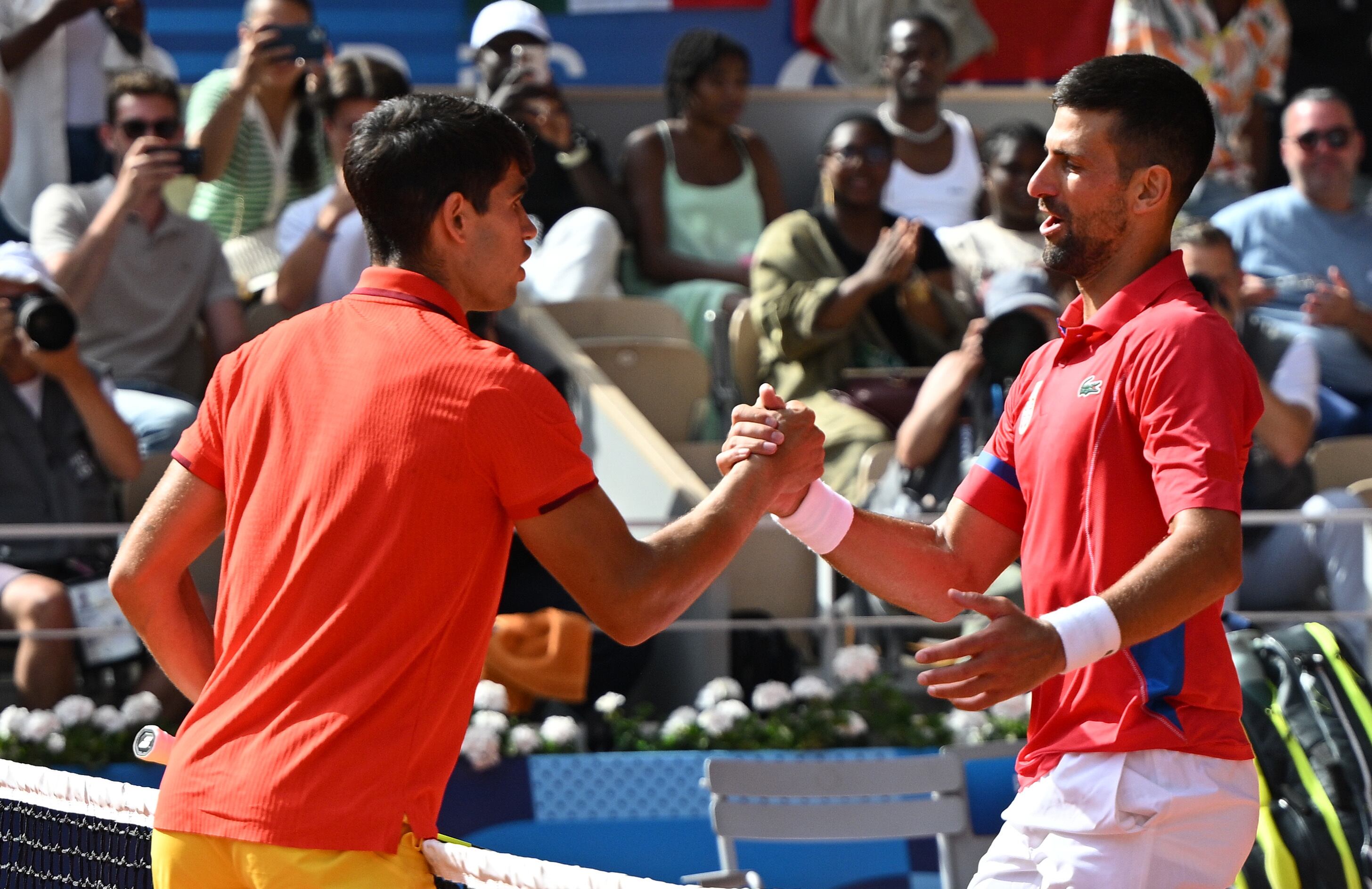 Djokovic y Alcaraz tras la final de París 2024.   (EFE/EPA/CAROLINE BLUMBERG)
