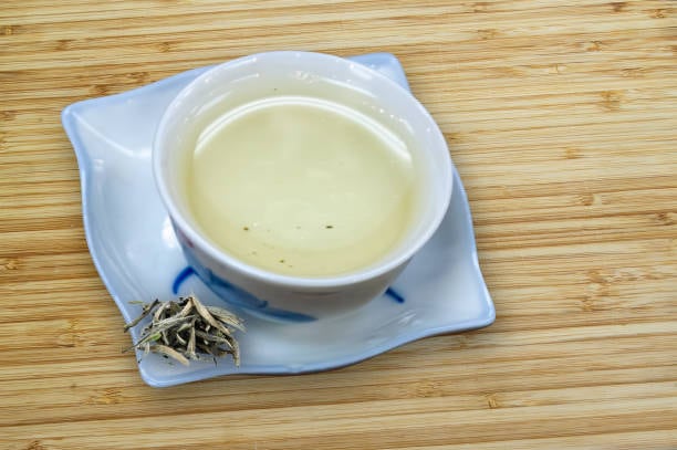 La alta concentración de catequinas en el té blanco fortalece el sistema inmunitario y protege contra infecciones (Getty Images)