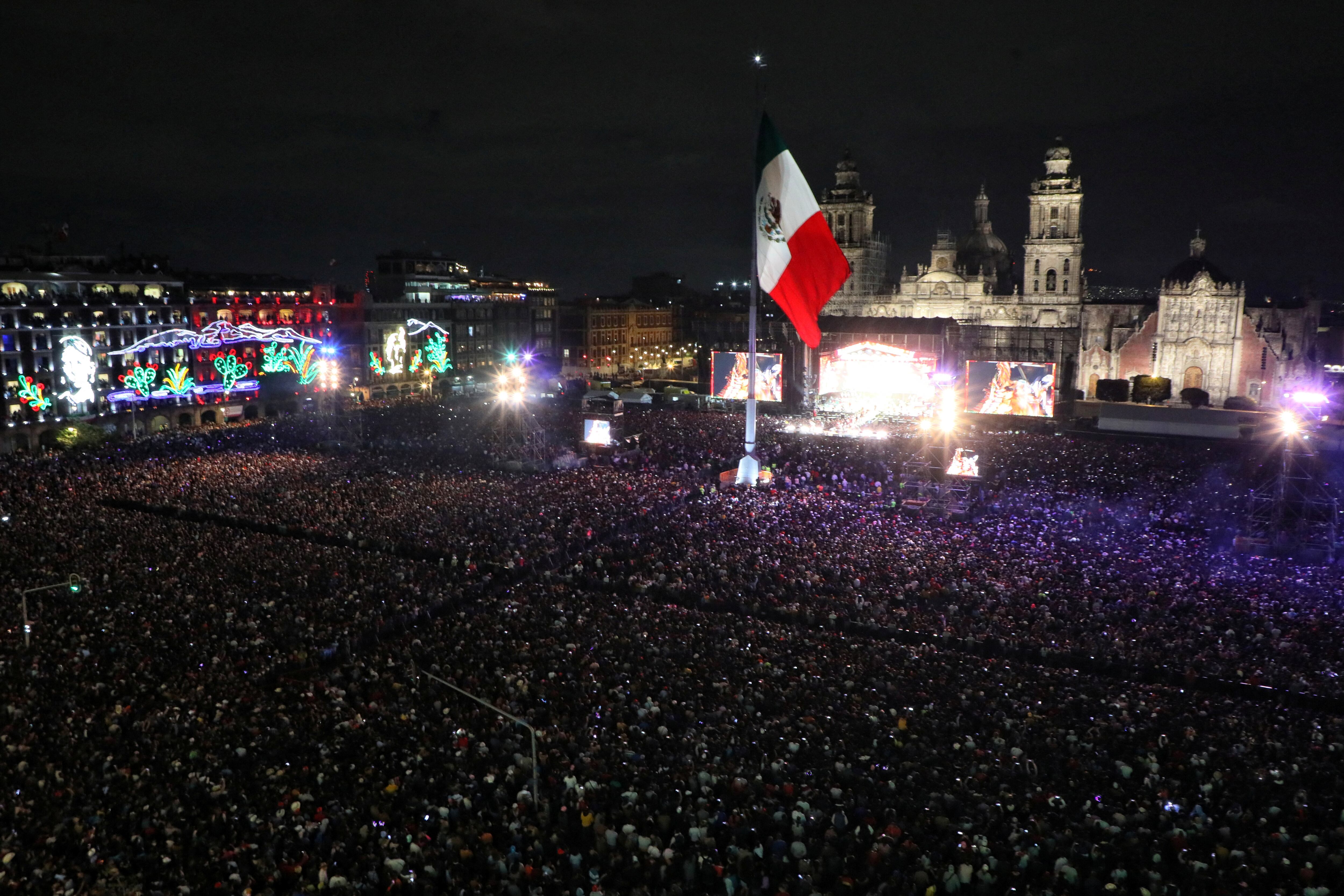 A general view shows a crowded Zocalo square during a free concert of Grupo Firme, in downtown Mexico City, Mexico September 25, 2022. Mexico City Government/Handout via REUTERS ATTENTION EDITORS - THIS IMAGE HAS BEEN SUPPLIED BY A THIRD PARTY. NO RESALES. NO ARCHIVES