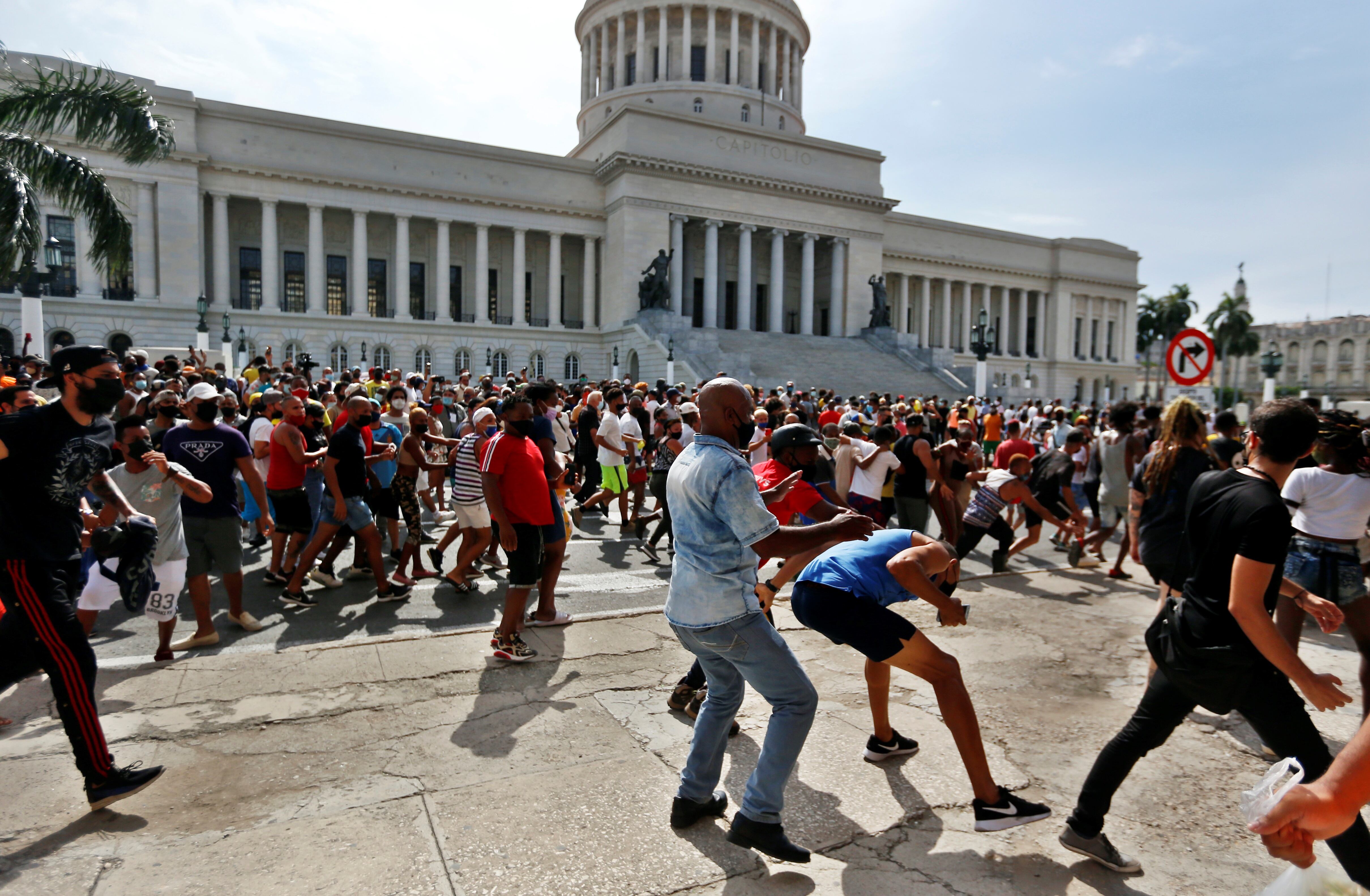 Imagen de archivo de personas se manifiestan frente al capitolio de Cuba en La Habana (Cuba) el 11 de julio de 2021 (EFE/Ernesto Mastrascusa)
