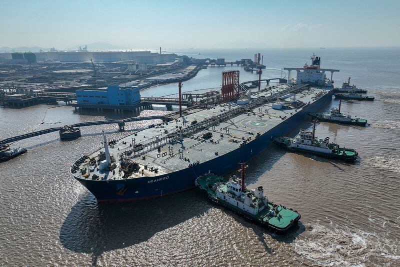 Una vista aérea muestra un petrolero de crudo en una terminal petrolera frente a la isla de Waidiao en Zhoushan, provincia de Zhejiang, China (Reuters)