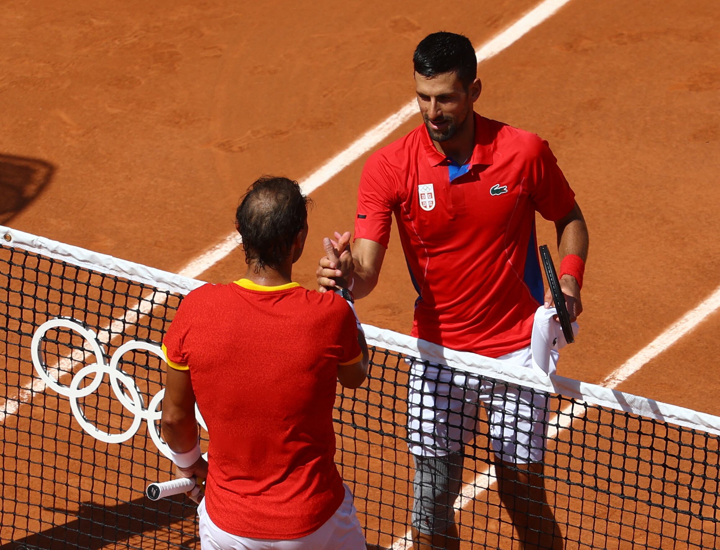 El saludo entre los dos mitos del tenis tras el encuentro (REUTERS/Kai Pfaffenbach)