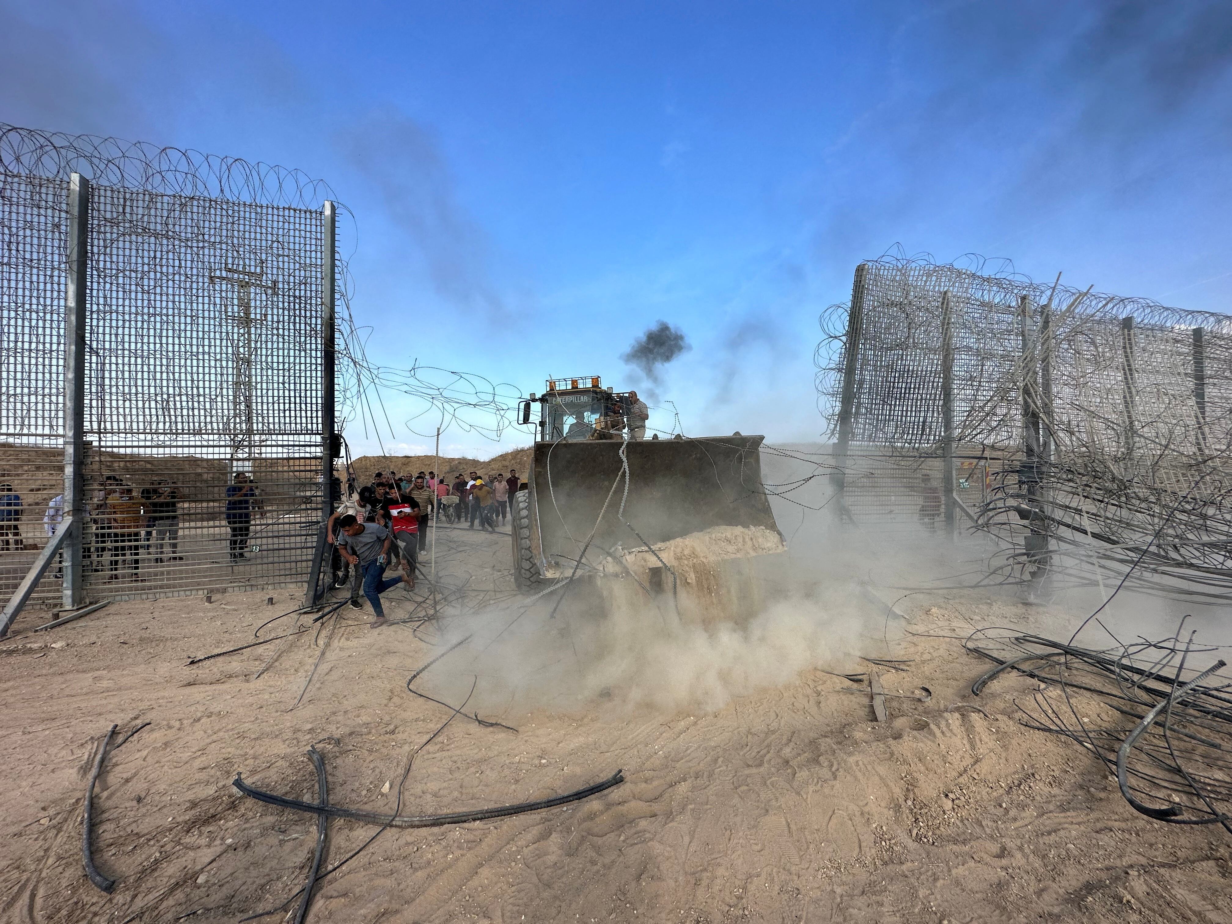 Terroristas palestinos irrumpen en el lado israelí de la valla fronteriza en Gaza después de que hombres armados se infiltraran en zonas del sur de Israel