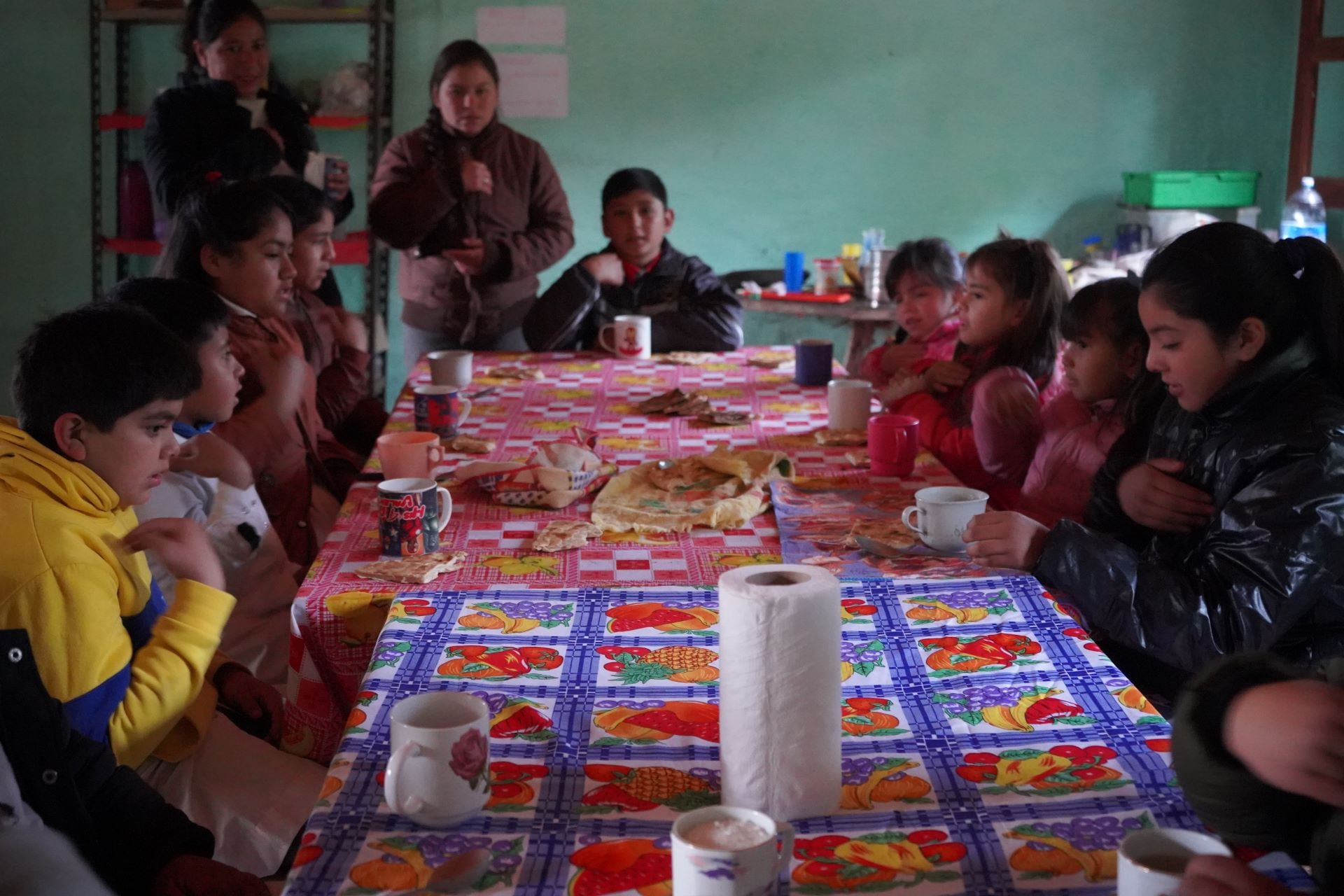 El desayuno de los niños de la Escuela 793 en La Sara (Chaco) antes de entrar a clase