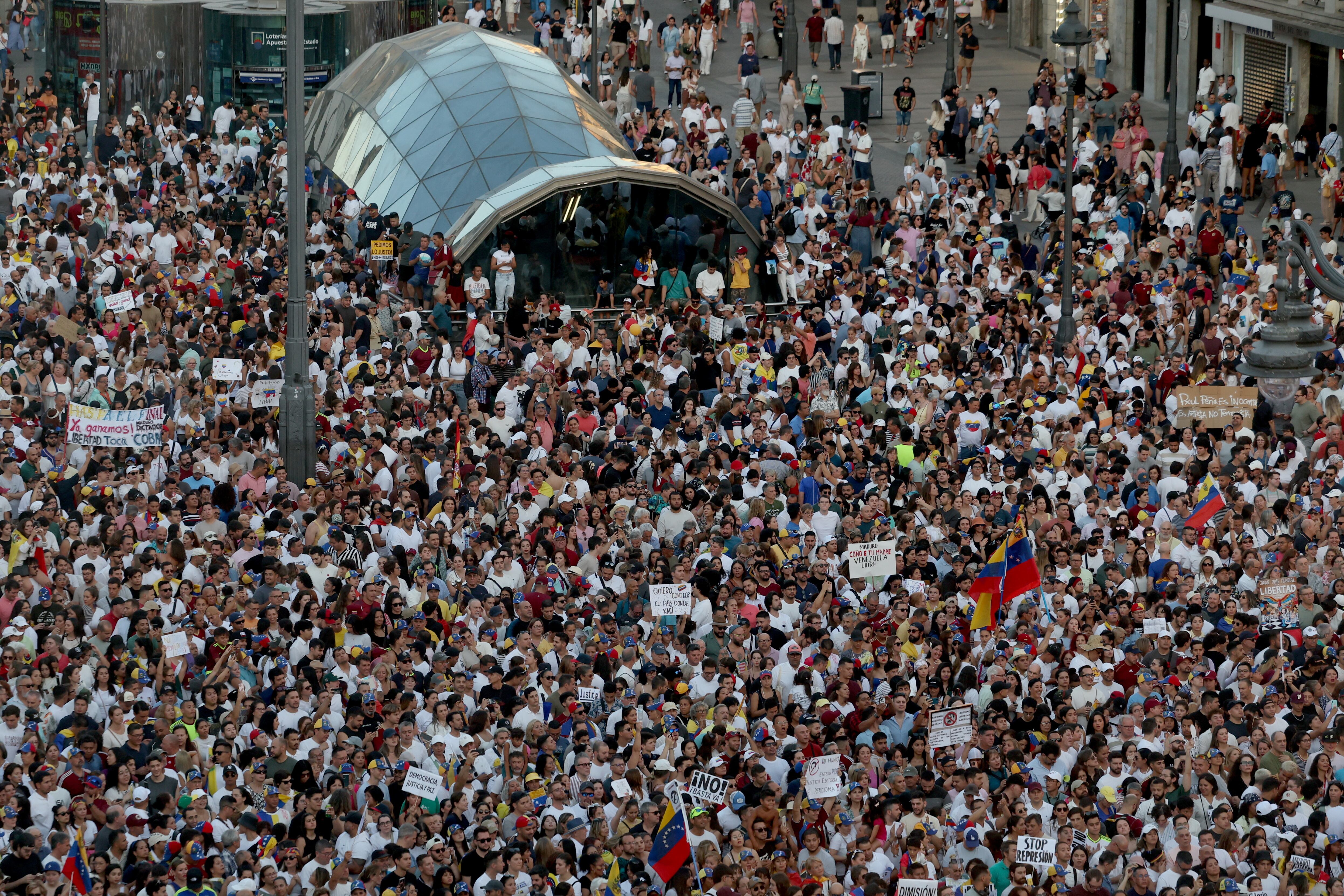 Miles de venezolanos se congregaron en la Puerta del Sol, en Madrid (REUTERS/Isabel Infantes)