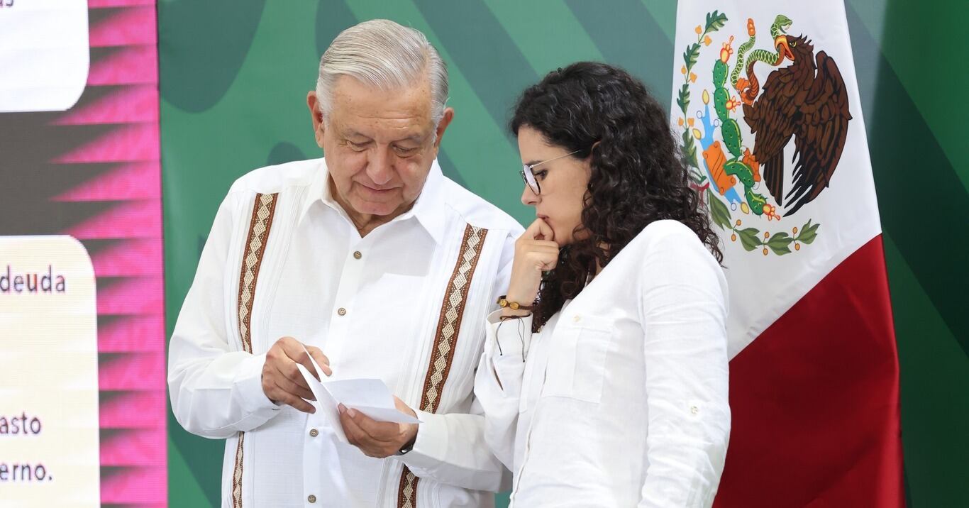 Foto de AMLO y Luisa María Alcalde Luján