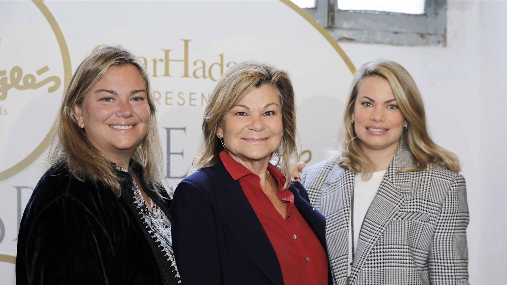 Caritina Goyanes junto a su madre, Carla Lapique, y su hermana, Carla Goyanes, en una imagen de archivo