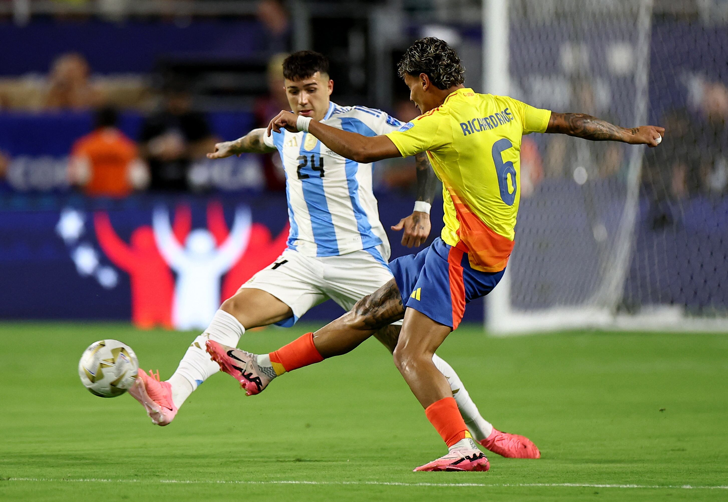 Un duelo intenso en la mitad de cancha con Enzo Fernández, que se asentó en los últimos partidos, enfrentado a Richard Ríos, uno de los mejores volantes de la Copa América (REUTERS/Agustin Marcarian)