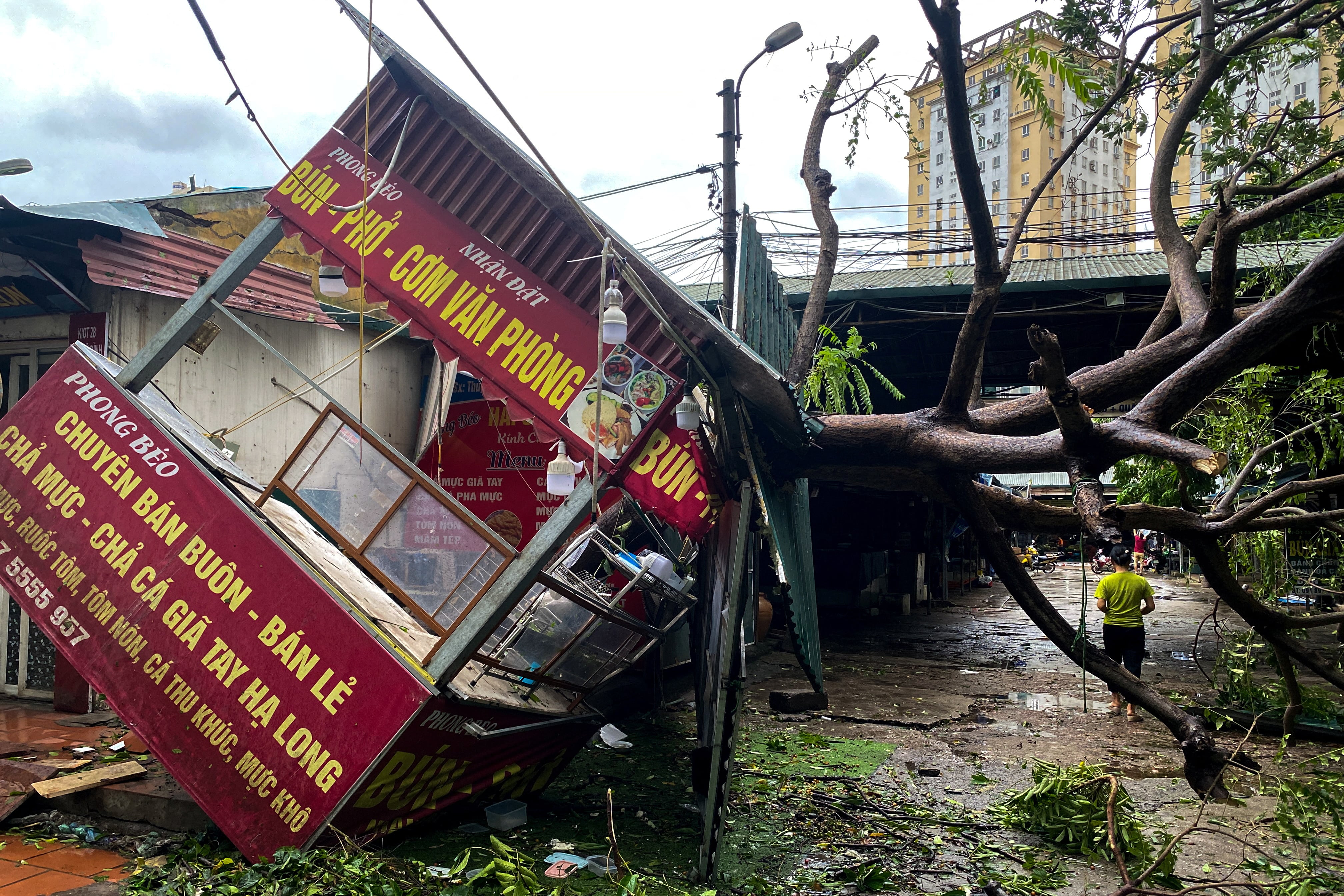 Un hombre camina junto a una zona devastada por el impacto del tifón Yagi, en Hanoi, Vietnam, el 8 de septiembre de 2024. REUTERS/Thinh Nguyen