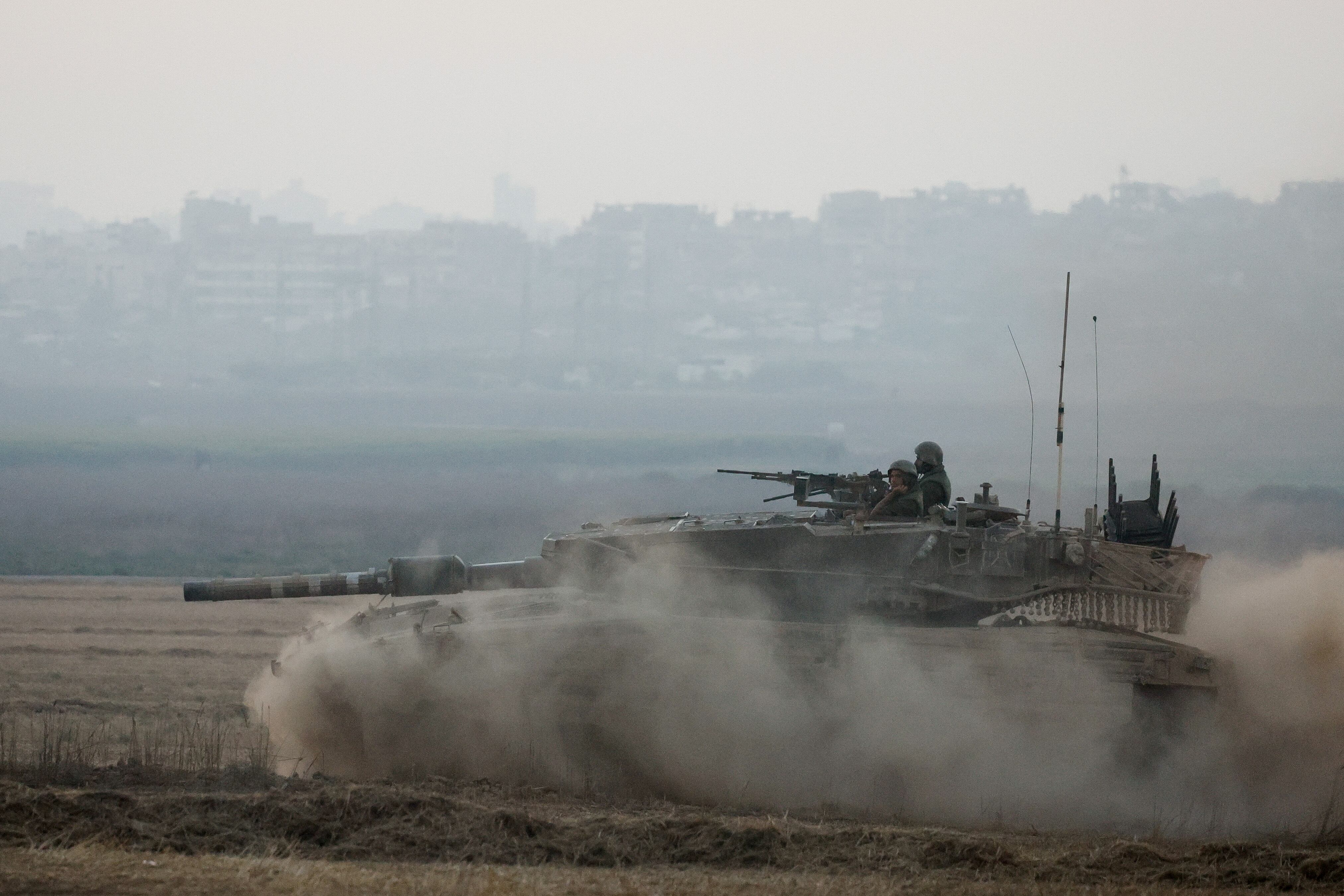 Un tanque israelí maniobra cerca de la frontera entre Israel y Gaza. (REUTERS/Amir Cohen)