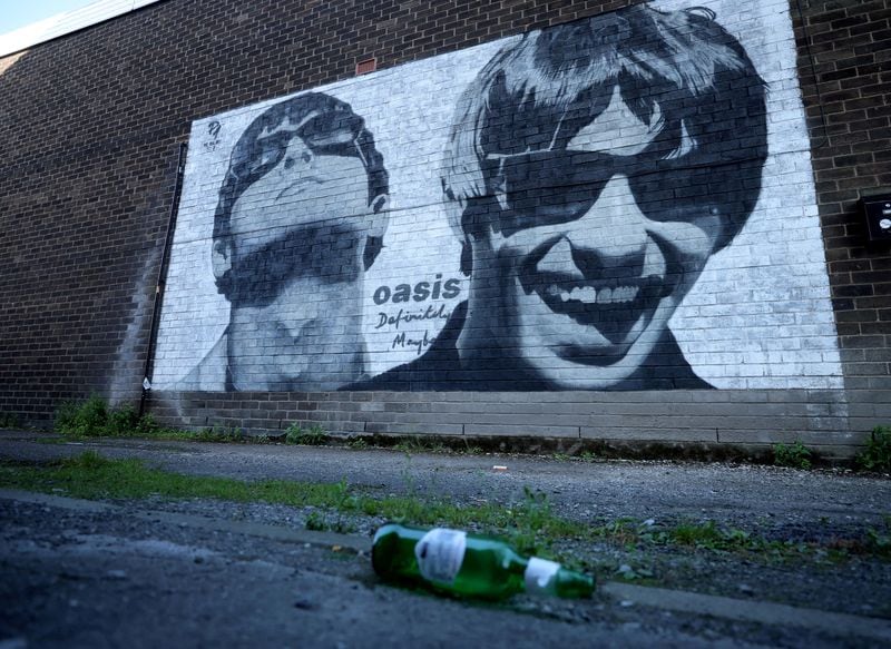 Vista de un mural de los miembros de la banda Oasis, Liam y Noel Gallagher, realizado por el artista Pic.One.Art en el lateral de la tienda de discos Sifters en la zona de Burnage de Manchester, Gran Bretaña. (REUTERS/Phil Noble/Archivo)