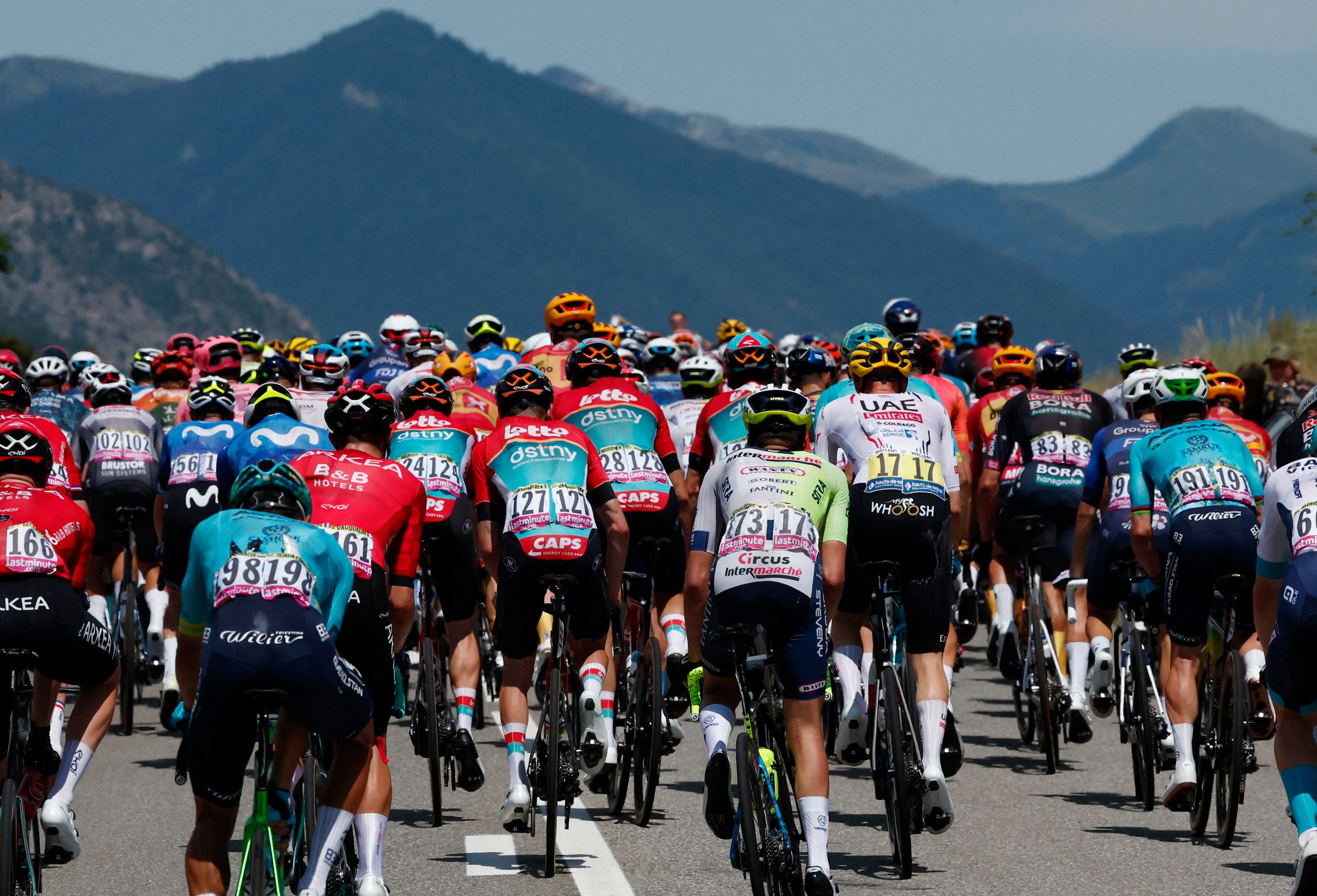 Pelotón en marcha durante la etapa 17 del Tour de Francia - crédito Stephane Mahe / REUTERS