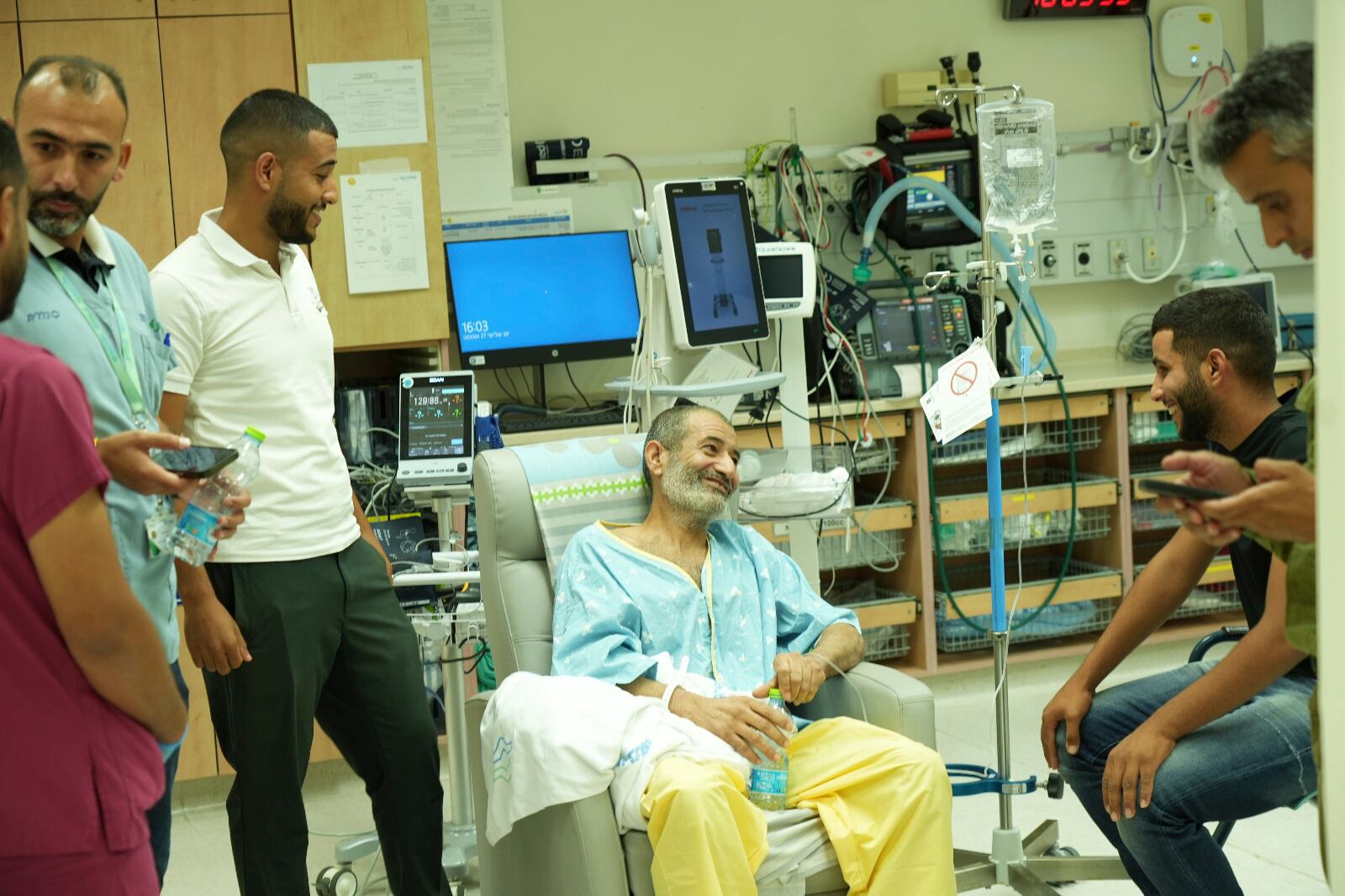 Qaid Farhan Alkadi, el rehén rescatado por soldados israelíes en Gaza, en el Centro Médico Soroka en Beersheba, Israel, el 27 de agosto de 2024. Foto suministrada por el despacho del primer ministro de Israel. (despacho del primer ministro de Israel via AP)