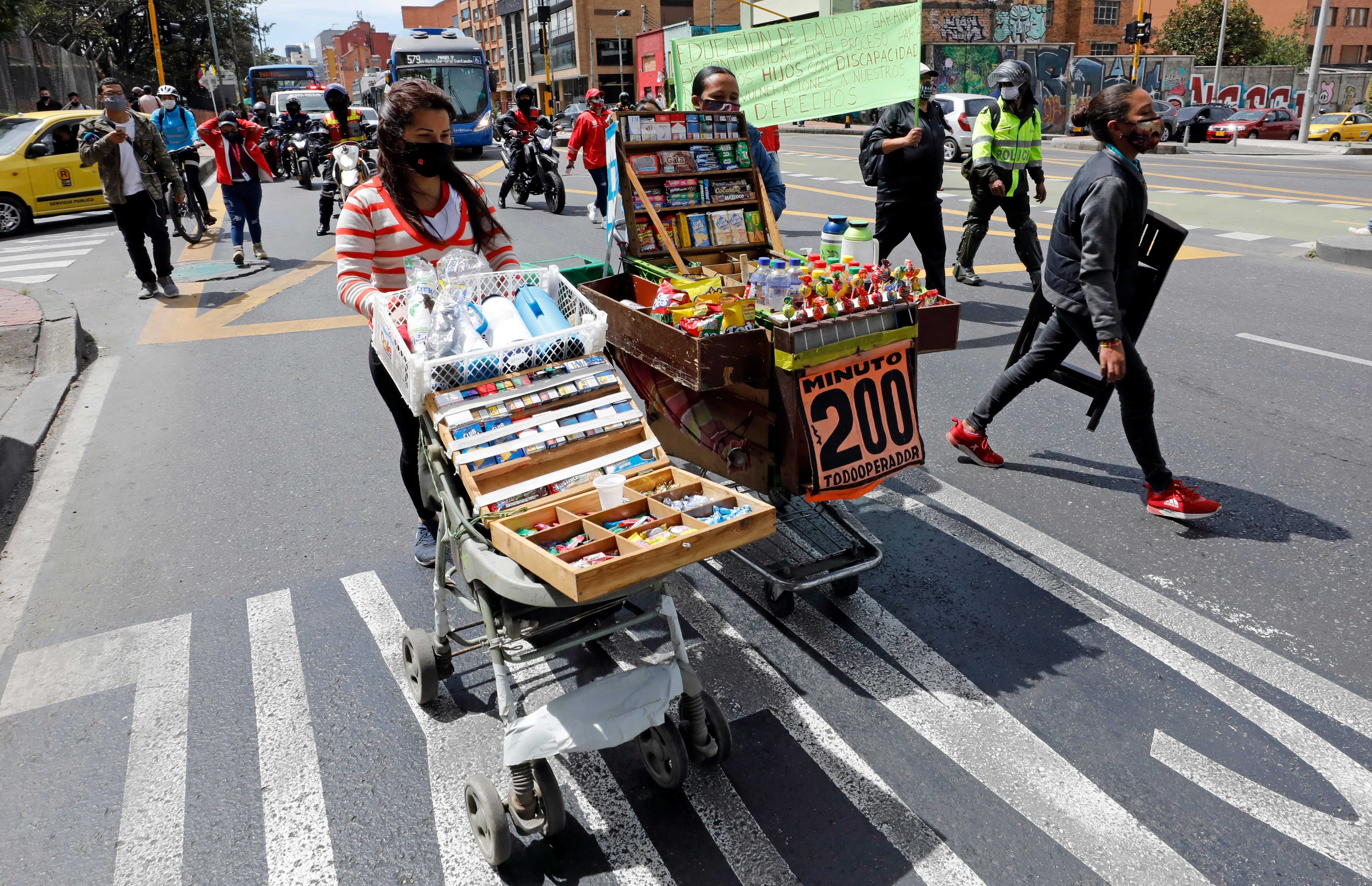 Un fallo administrativo ordenó el desalojo de los vendedores ambulantes en el centro de Cali - crédito Mauricio Dueñas Castañeda/EFE