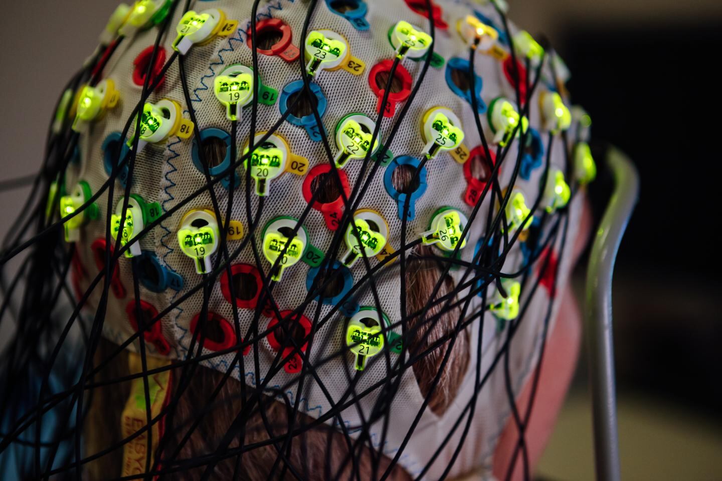 Las interfaces cerebro-ordenador (BCI) funcionan según el principio de que se producen cambios medibles en la actividad eléctrica cerebral con sólo pensar en realizar una tarea. Las señales pueden leerse mediante un electroencefalograma (EEG) y convertirse en señales de control a través de un sistema de aprendizaje automático. CRÉDITO Elias Domsch