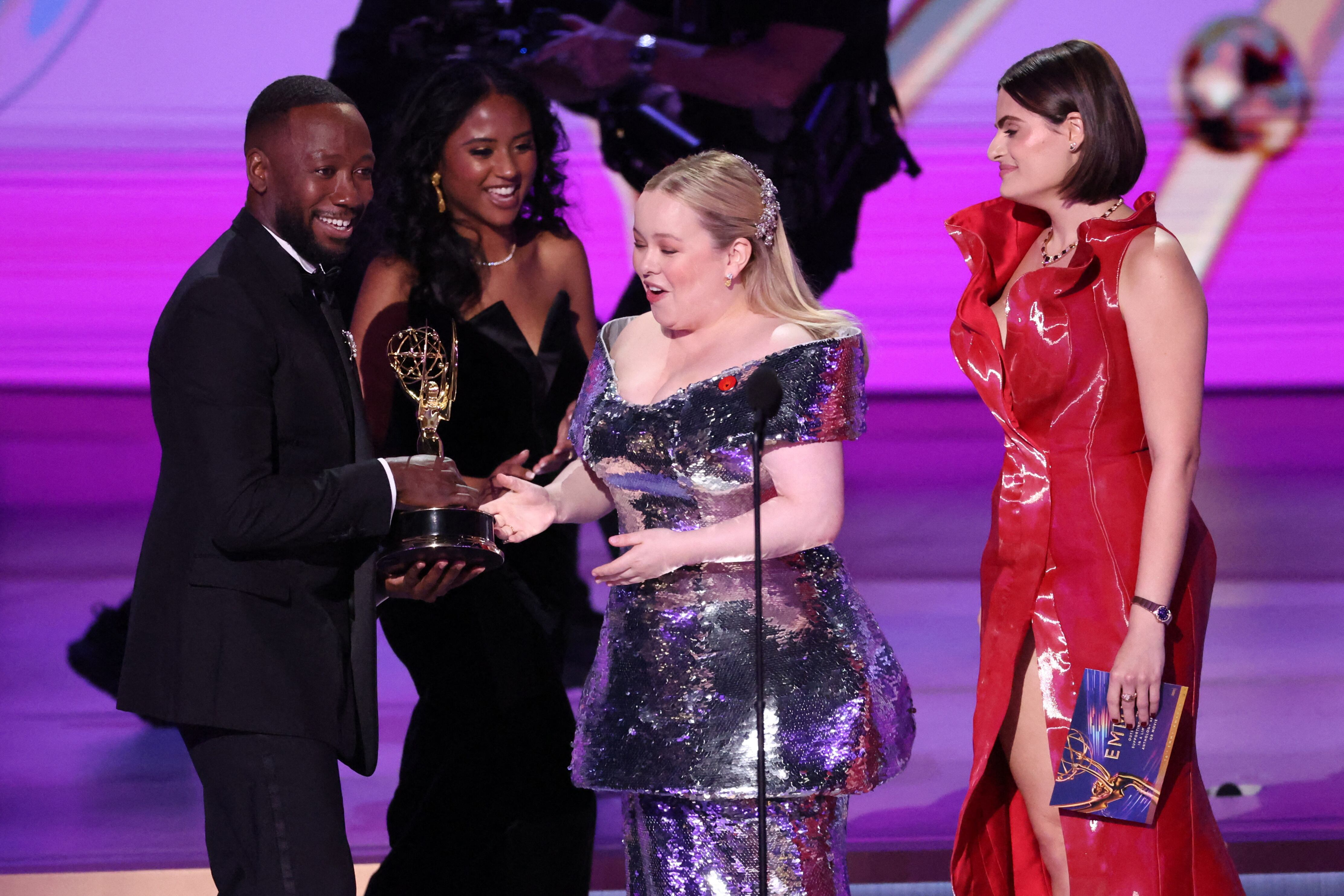 Lamorne Morris recibe su premio por "Fargo" de manos de Nicola Coughlan y Nava Mau en los Premios Emmy (REUTERS/Mario Anzuoni)