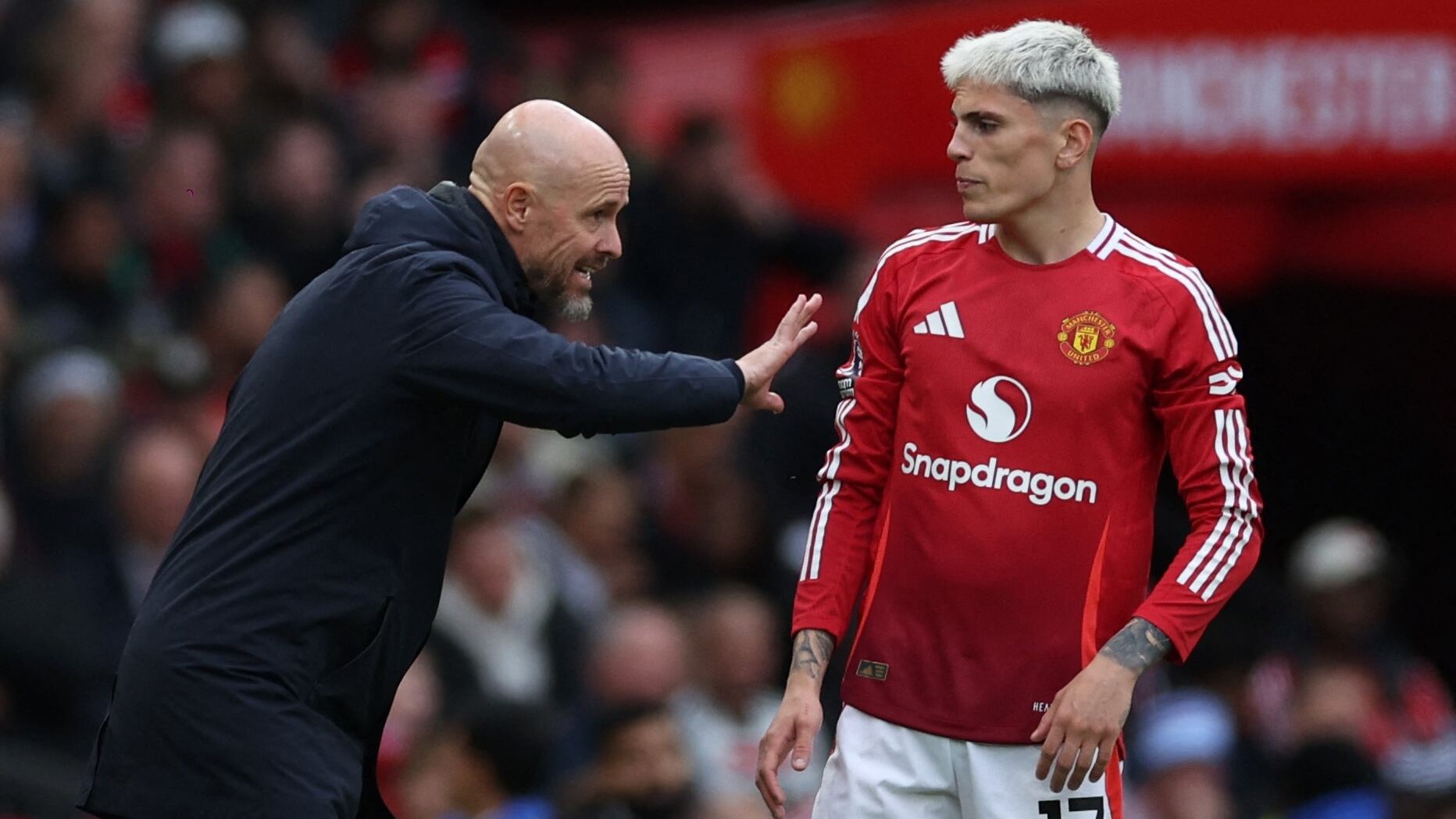 Soccer Football - Premier League - Manchester United v Tottenham Hotspur - Old Trafford, Manchester, Britain - September 29, 2024 Manchester United manager Erik ten Hag and Alejandro Garnacho Action Images via Reuters/Lee Smith EDITORIAL USE ONLY. NO USE WITH UNAUTHORIZED AUDIO, VIDEO, DATA, FIXTURE LISTS, CLUB/LEAGUE LOGOS OR 'LIVE' SERVICES. ONLINE IN-MATCH USE LIMITED TO 120 IMAGES, NO VIDEO EMULATION. NO USE IN BETTING, GAMES OR SINGLE CLUB/LEAGUE/PLAYER PUBLICATIONS. PLEASE CONTACT YOUR ACCOUNT REPRESENTATIVE FOR FURTHER DETAILS..