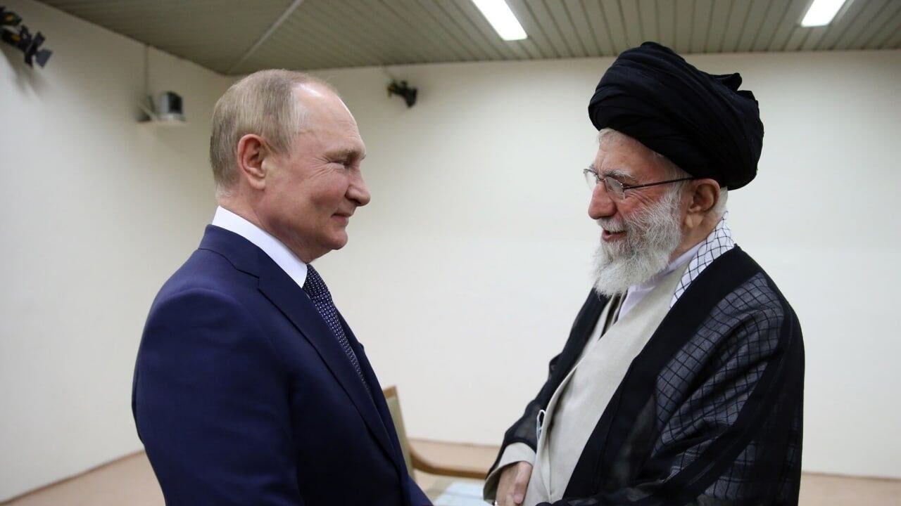 Vladimir Putin recibió la bendición del Líder Supremo iraní, Ali Khamenei, para su aventura militar en Ucrania. (Kremlin Pool/ Reuters)