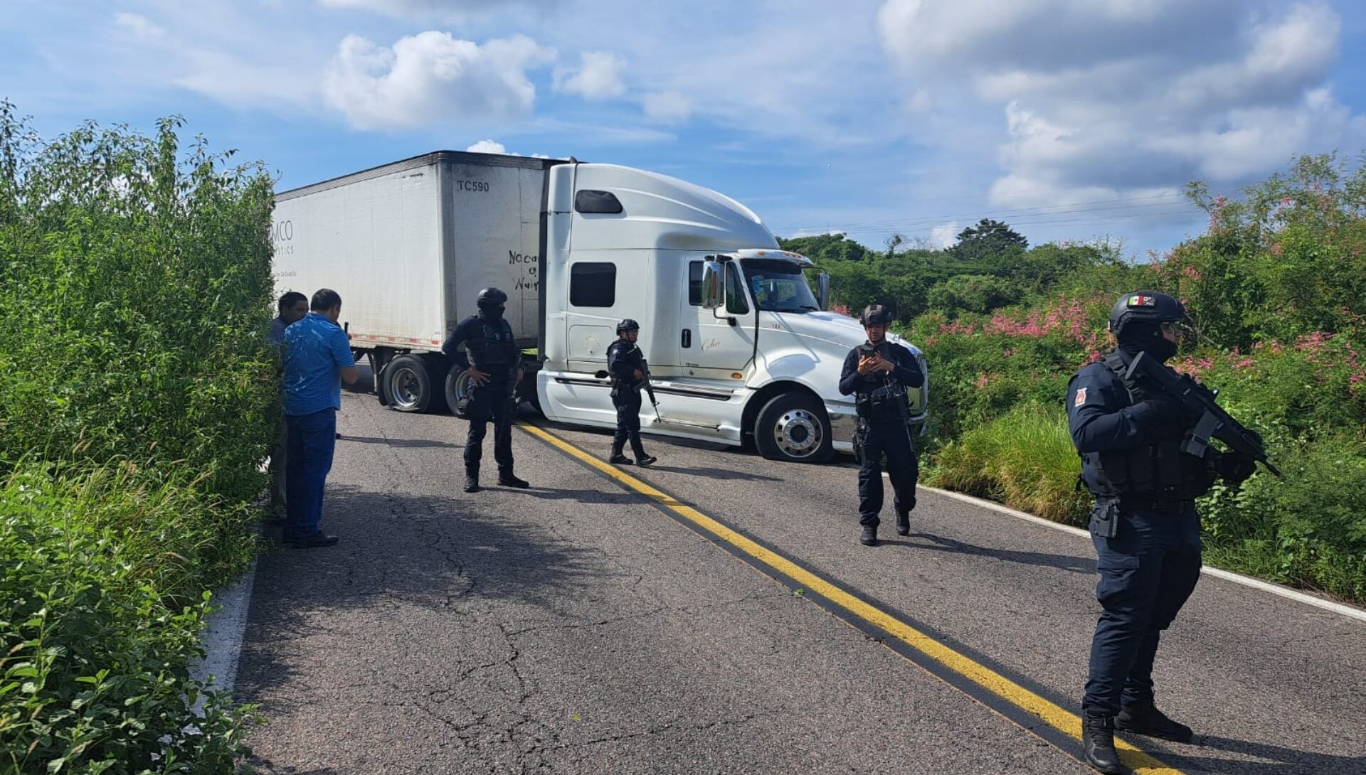 Autoridades se movilizaron para retirar los bloqueos en las carreteras aledañas a Culiacán. (SSP Sinaloa)