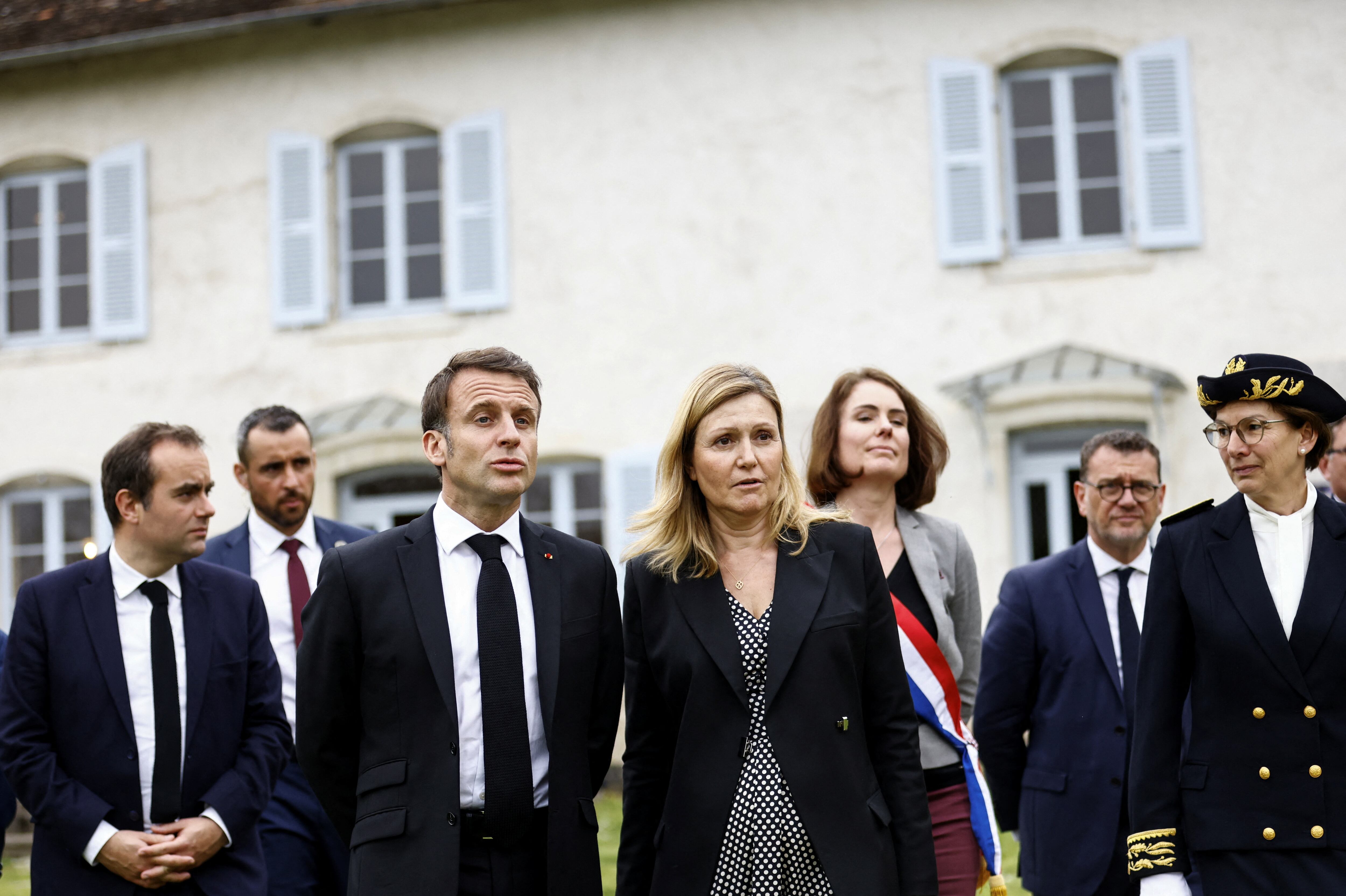 El presidente francés, Emmanuel Macron, acompañado por la presidenta de la Asamblea Nacional francesa, Yael Braun-Pivet (MOHAMMED BADRA/a REUTERS)