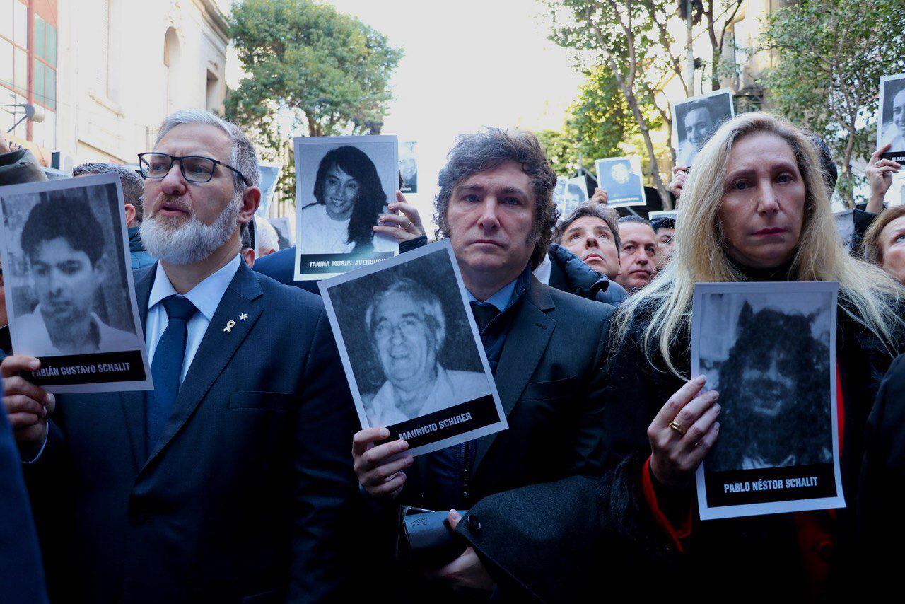 Javier y Karina Milei en el acto de la AMIA