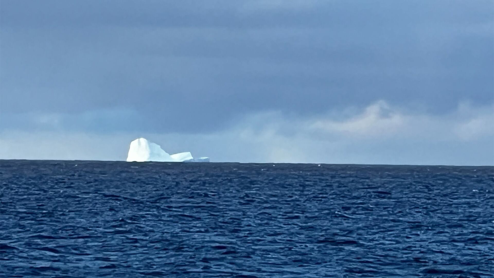 Alarma en Ushuaia por el avistaje de un iceberg cerca de la costa 1920