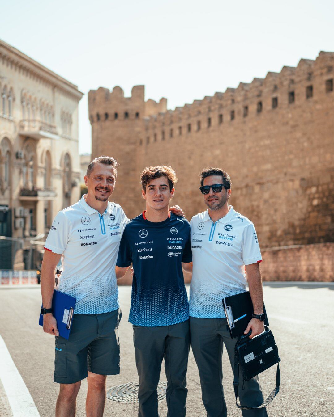 Franco Colapinto recorrió el circuito de Bakú con los integrantes del equipo Williams