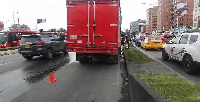 Camión varado en la localidad de Usaquén, en la Autopista Norte con calle 101 - crédito @BogotaTransito / X