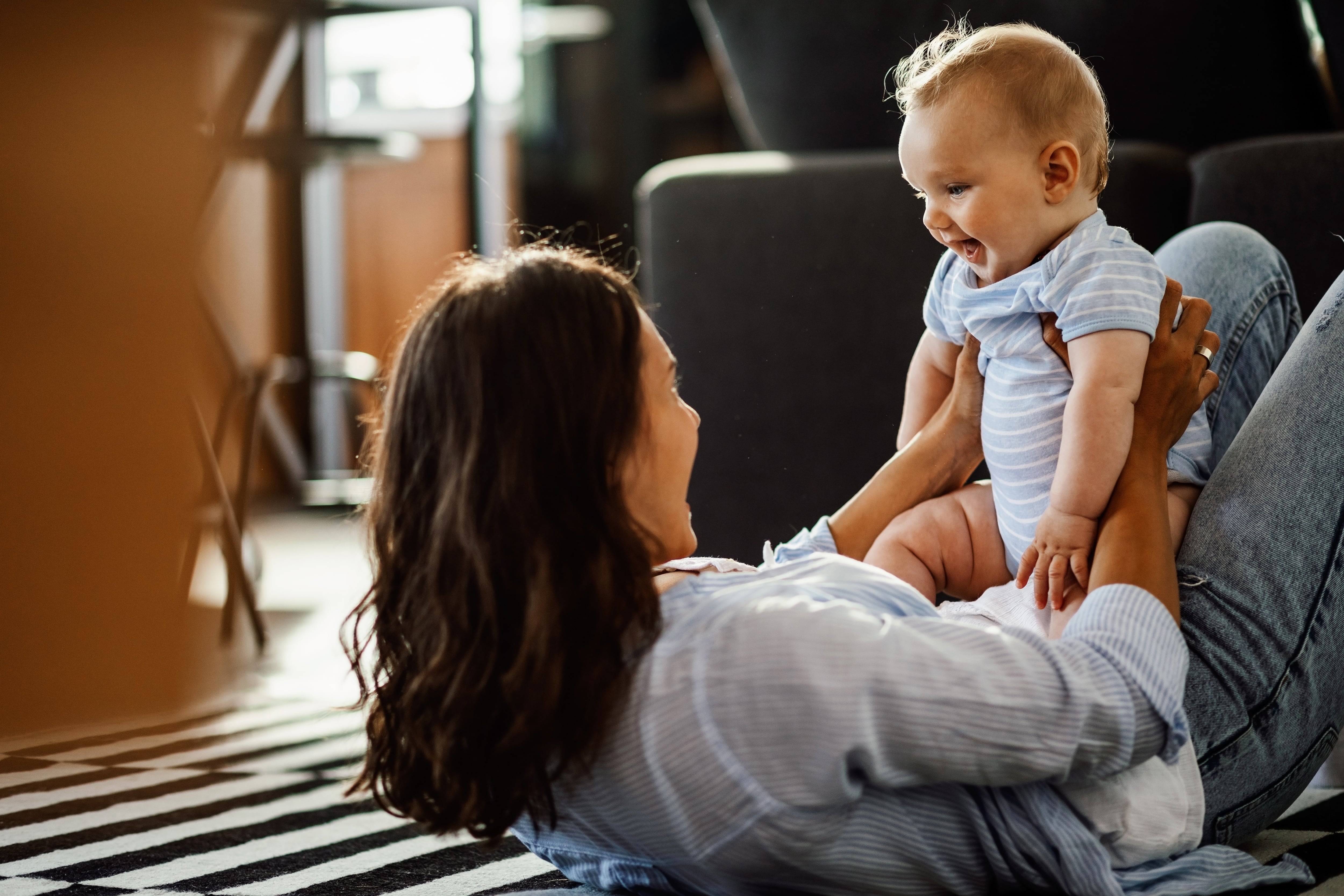 Niñeras estarían aprovechando su confianza con los padres para hurtar pertencia de las familias - crédito Drazen Zigic/Freepik