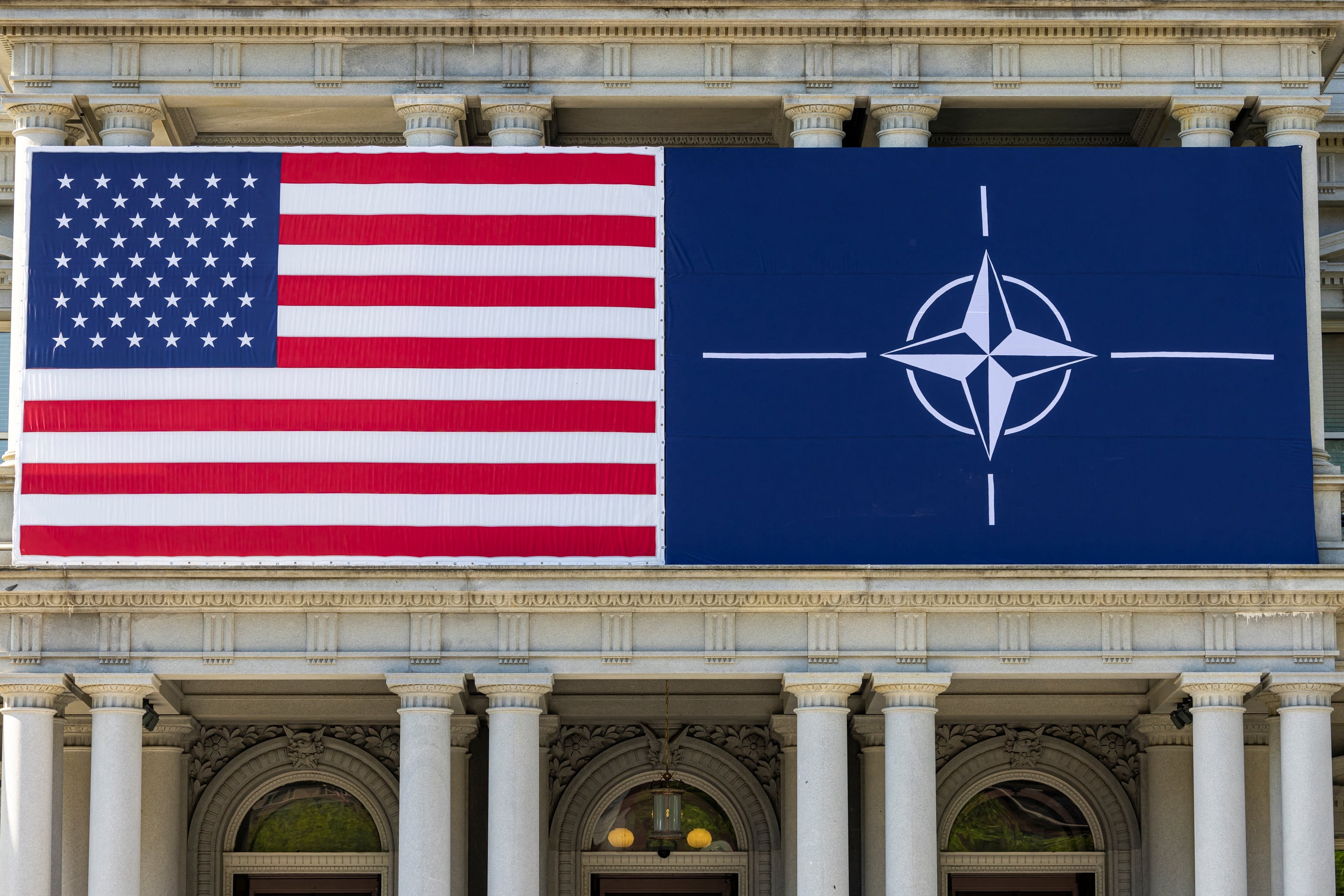 Una vista de la bandera estadounidense junto a la bandera de la OTAN fuera del edificio de la Oficina Ejecutiva de Eisenhower en Washington, EE.UU., 8 de julio de 2024. REUTERS/Kevin Mohatt