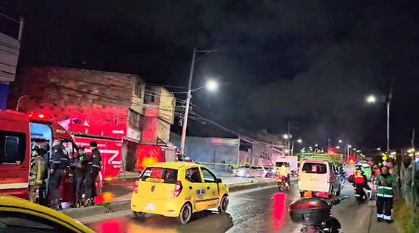 Las autoridades siguen en la zona controlando las llamas para evitar que el incendio se pueda extender a locales vecinos - crédito @BogotaTransito/X