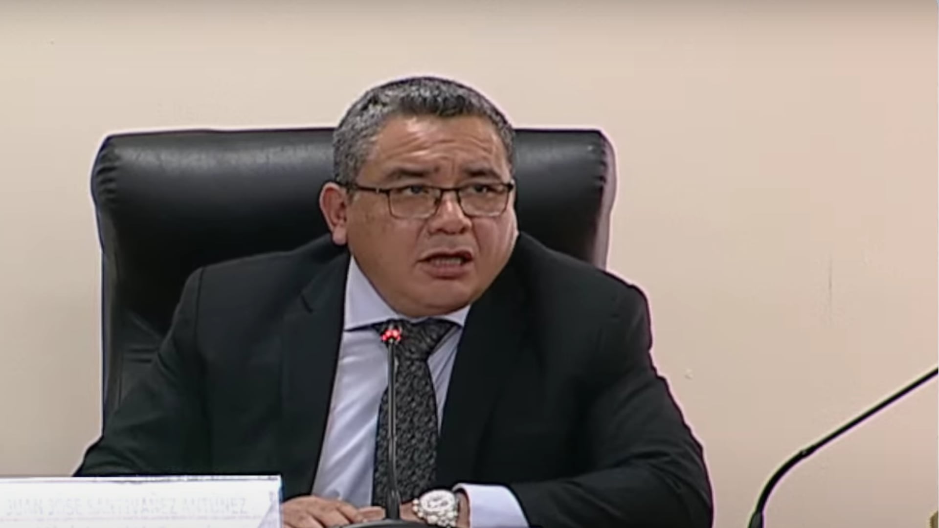 El Ministro del Interior, Juan José Santiváñez, informó que la Policía Nacional del Perú (PNP) ha identificado una organización criminal internacional detrás de las extorsiones a la empresa de buses Etuchisa, conocida como "El Chino". (Captura)