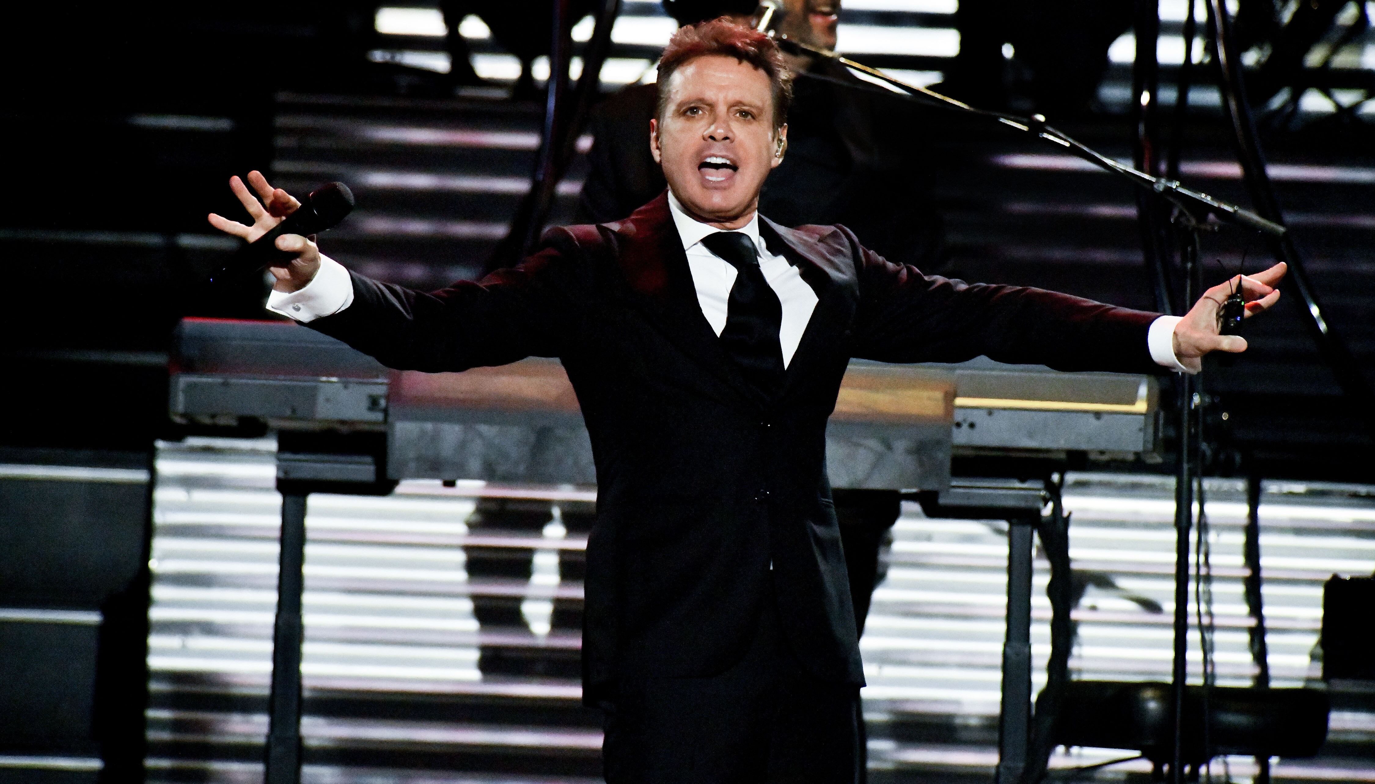 Luis Miguel se presenta en el Kia Center el 5 de junio de 2024 en Orlando, Florida. (Foto de Gerardo Mora/Getty Images)