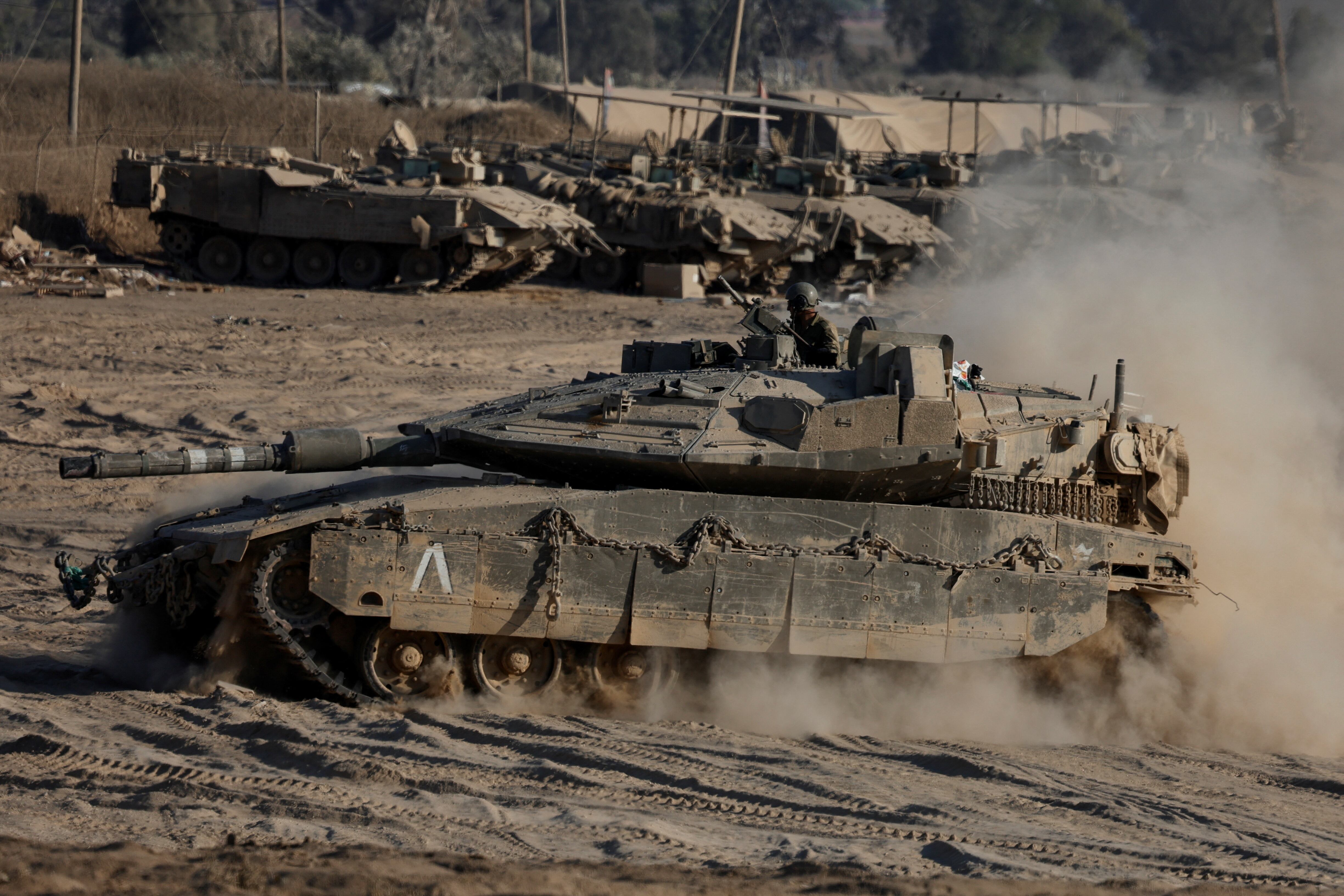 Un tanque israelí maniobra cerca de la frontera entre Israel y Gaza (REUTERS/Amir Cohen)