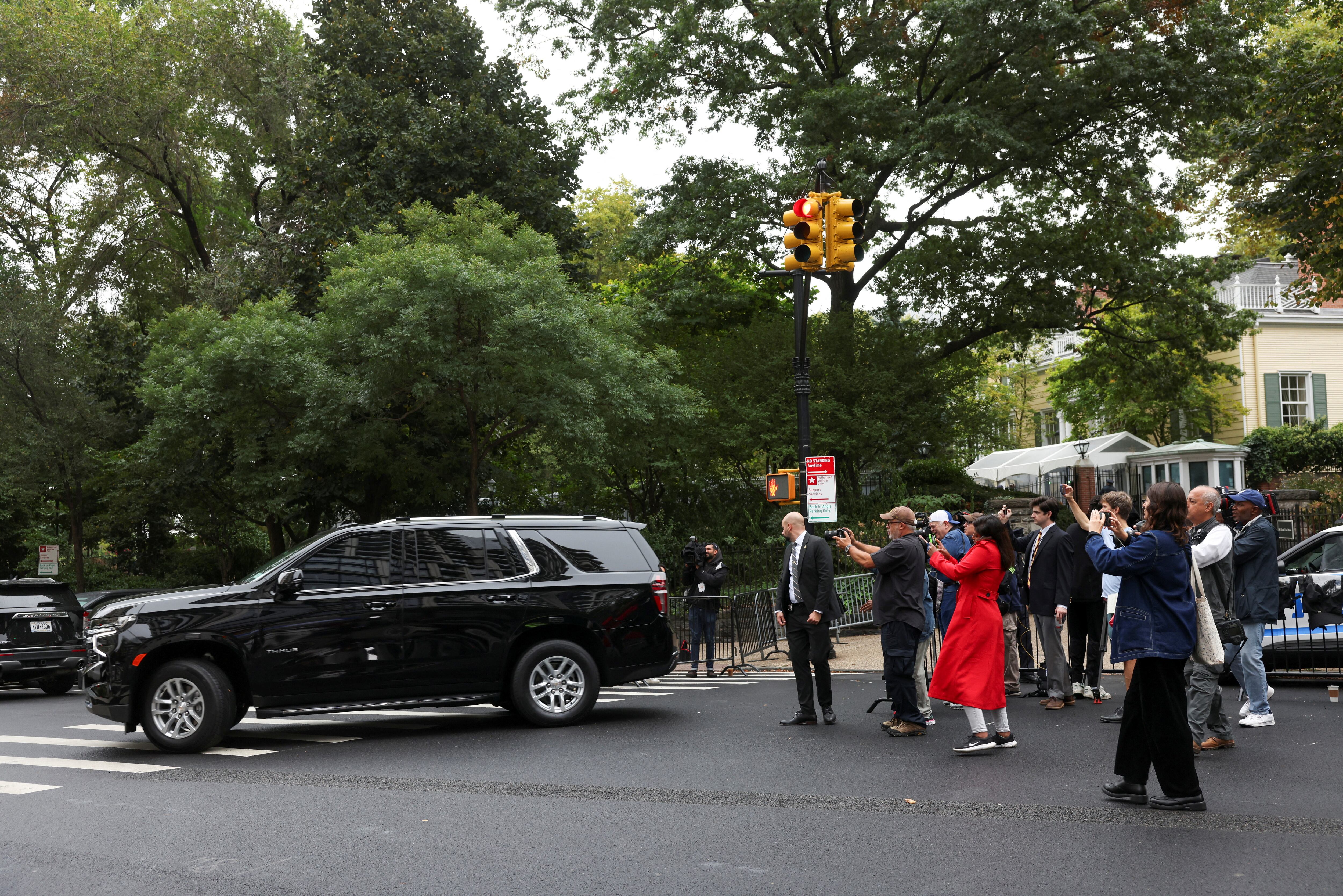 La gente toma fotografías de un automóvil que sale de Gracie Mansion, la residencia oficial del alcalde de la ciudad de Nueva York, Eric Adams, en medio de informes de que será acusado de delitos federales en la ciudad de Nueva York, EE. UU., El 26 de septiembre de 2024. REUTERS/Caitlin Ochs