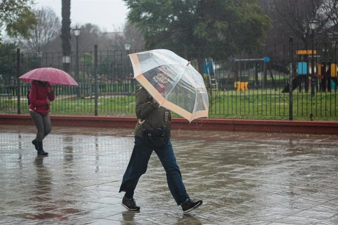 Los casi 40 litros acumulados en Zaragoza generan numerosas incidencias en los accesos y calles de la ciudad