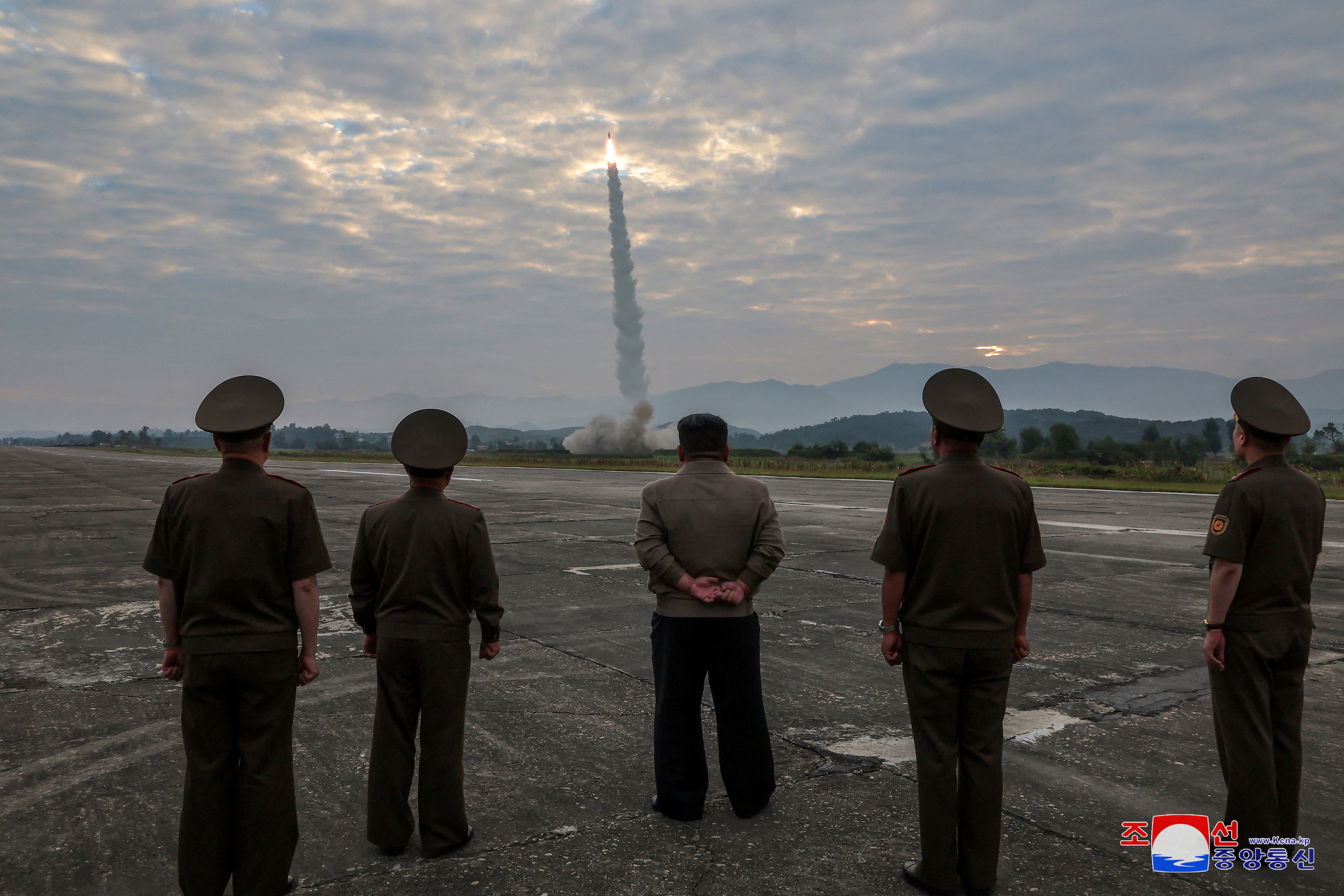 El líder norcoreano Kim Jong-un observa durante la prueba de lo que KCNA describió como un nuevo misil balístico táctico. (KCNA via REUTERS)