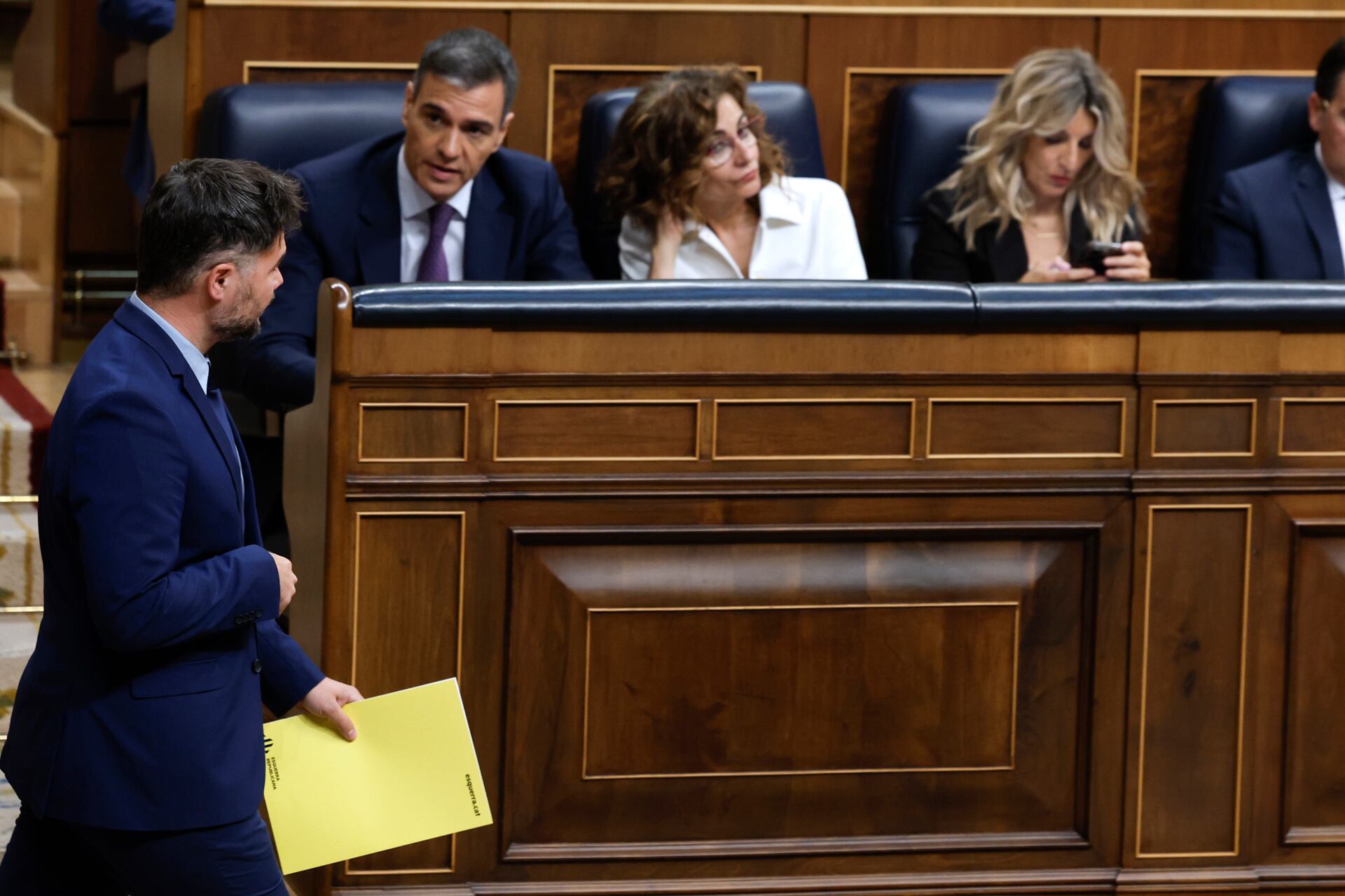 El portavoz de ERC en el Congreso, Gabriel Rufián, pasa ante el presidente del Gobierno, Pedro Sánchez, y las vicepresidentas, María Jesús Montero y Yolanda Díaz. (EFE/J.J.Guillén)