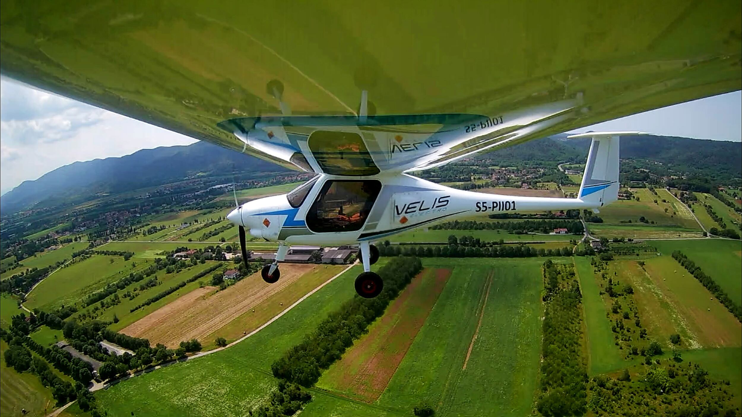 El Velis Electro, diseñado específicamente para entrenamiento de vuelo, destaca por su motor eléctrico de 58 kW y una autonomía de 185 km (REUTERS/Borut Zivulovic)