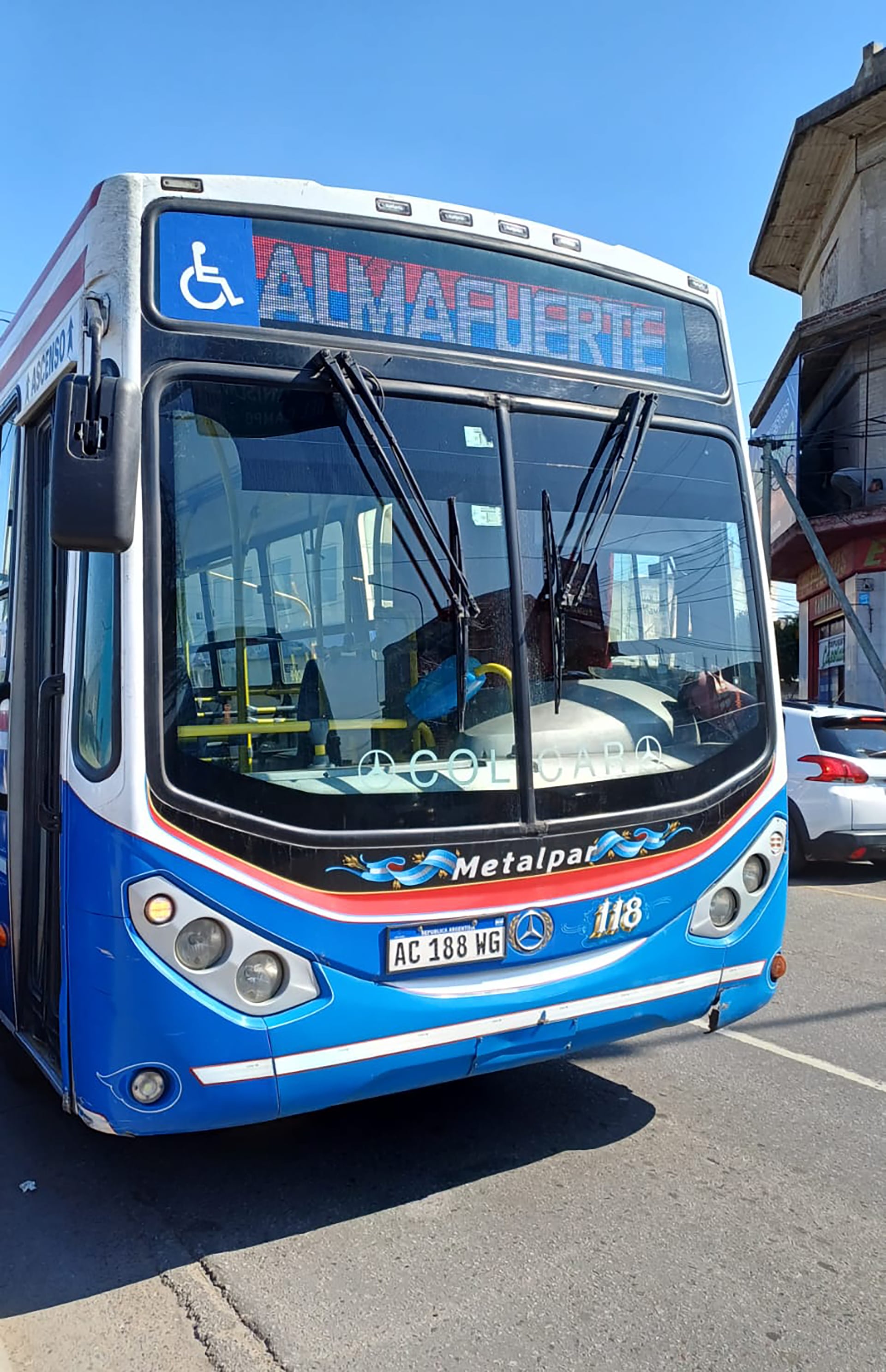 Un chofer de colectivo chocó un camión y aplastó a un hombre que estaba en el suelo reparando su vehículo.