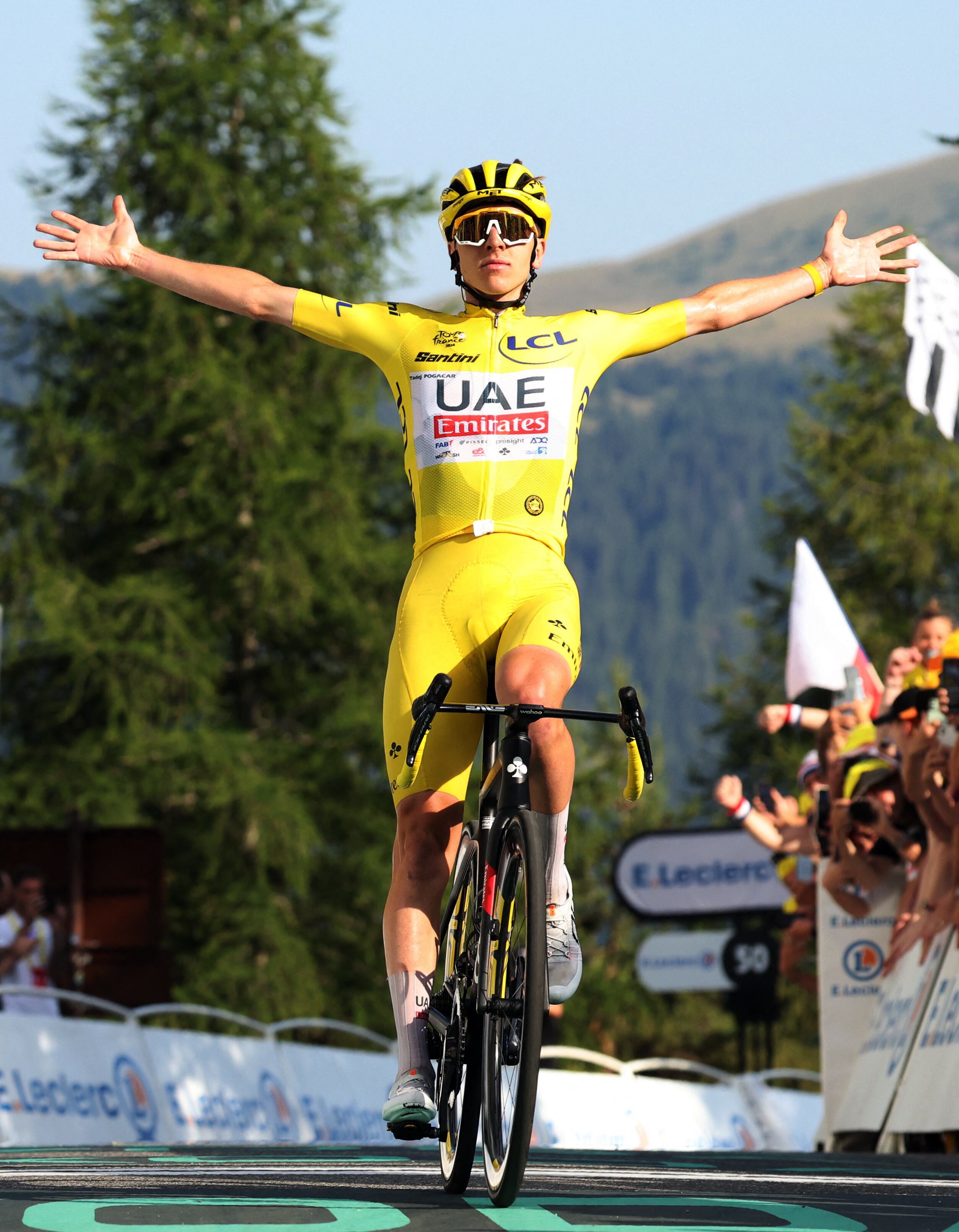 Tadej Pogacar celebrando la victoria de la etapa 20 del Tour de Francia -crédito Manon Cruz/REUTERS