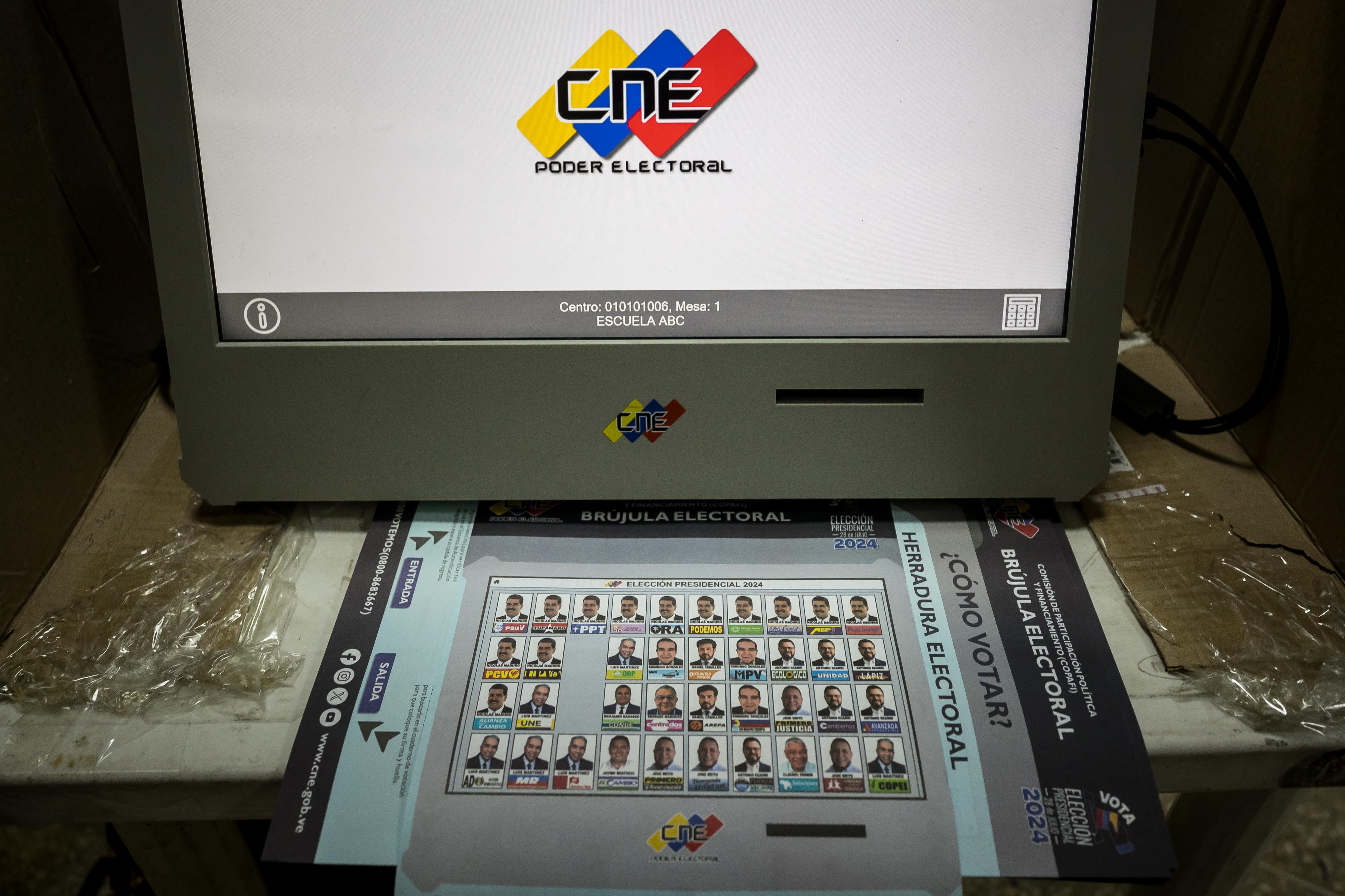 En Venezuela hay alrededor de 30.000 máquinas de votación. Tras el cierre de las urnas, cada máquina imprime un recuento de votos, y los voluntarios que observan la votación en representación de los partidos políticos tienen derecho legal a una copia (EFE/ Henry Chirinos)
