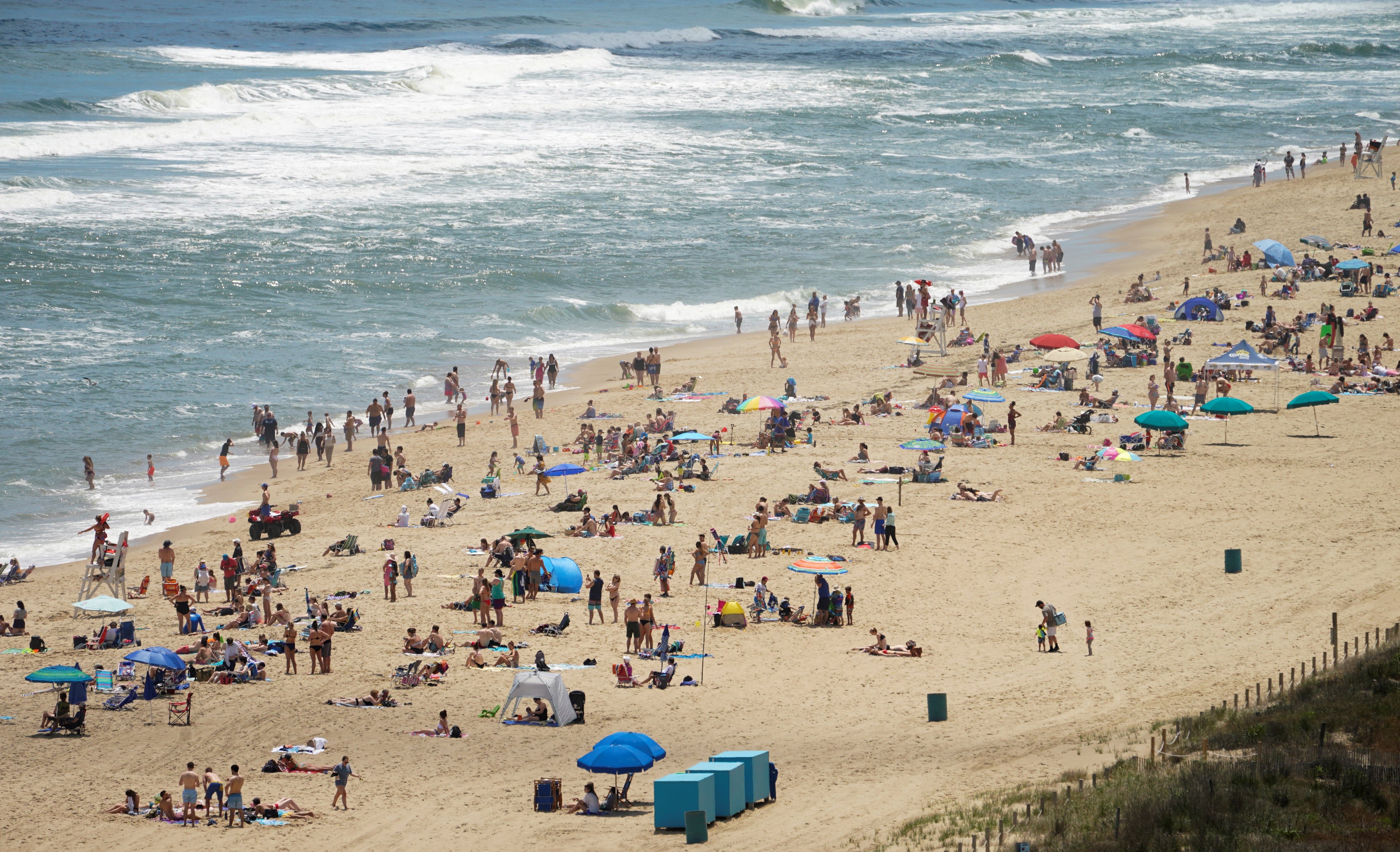 Las playas de Maryland, Delaware y Virginia cerraron el domingo debido a desechos médicos. (REUTERS/Kevin Lamarque)