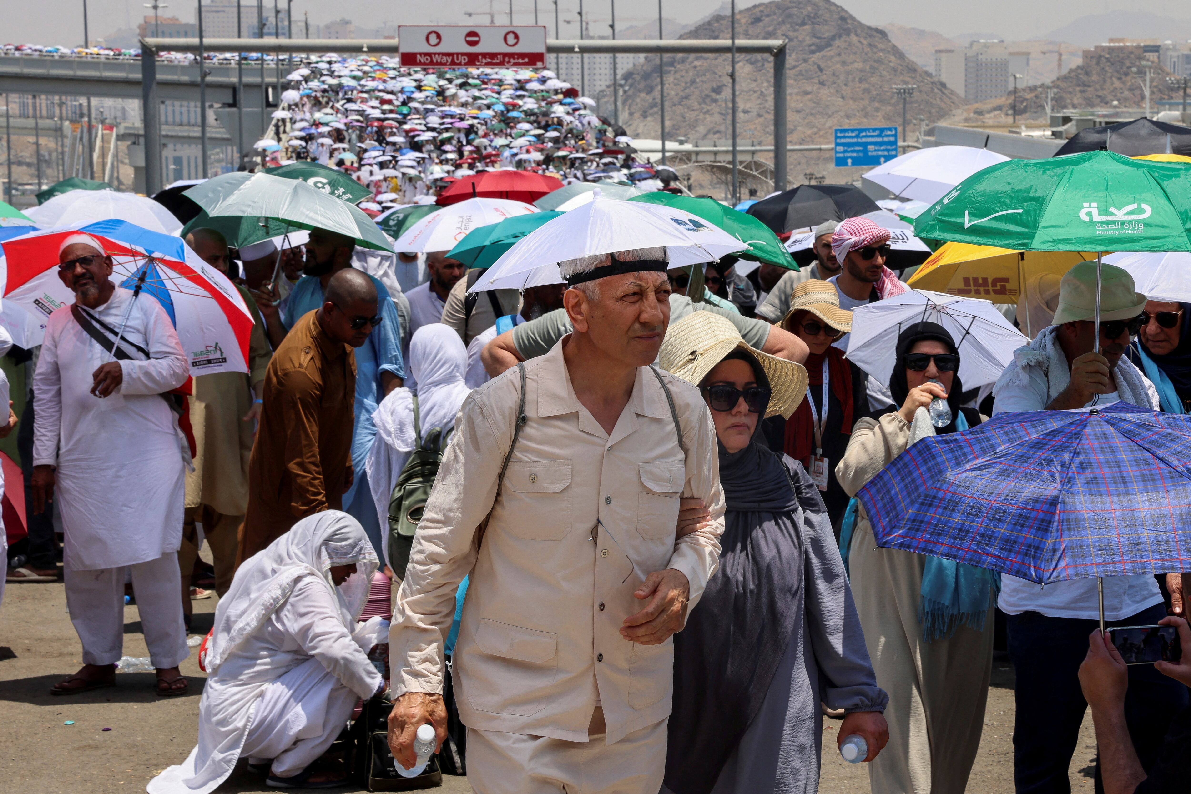 Peregrinos musulmanes caminan con paraguas en el tercer día del ritual de lapidación de Satanás, en medio de un clima extremadamente caluroso, durante la peregrinación anual haj, en Mina, Arabia Saudita, el 18 de junio de 2024. REUTERS/Saleh Salem/Foto de archivo
