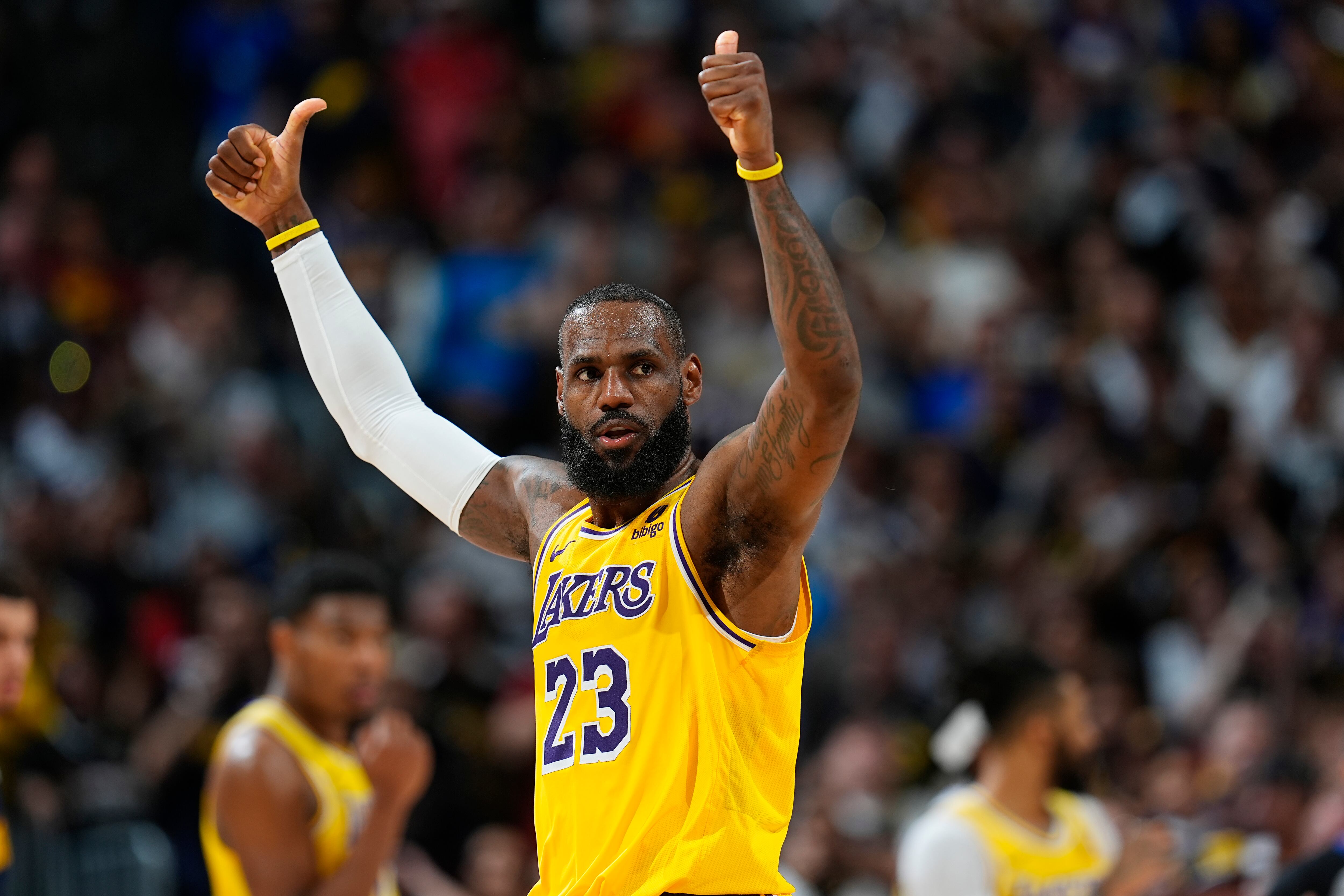 LeBron James, de los Lakers de Los Ángeles, hace un gesto en el quinto partido de la serie de primera ronda de los playoffs ante los Nuggets de Denver, el 29 de abril de 2024 (AP Foto/David Zalubowski)