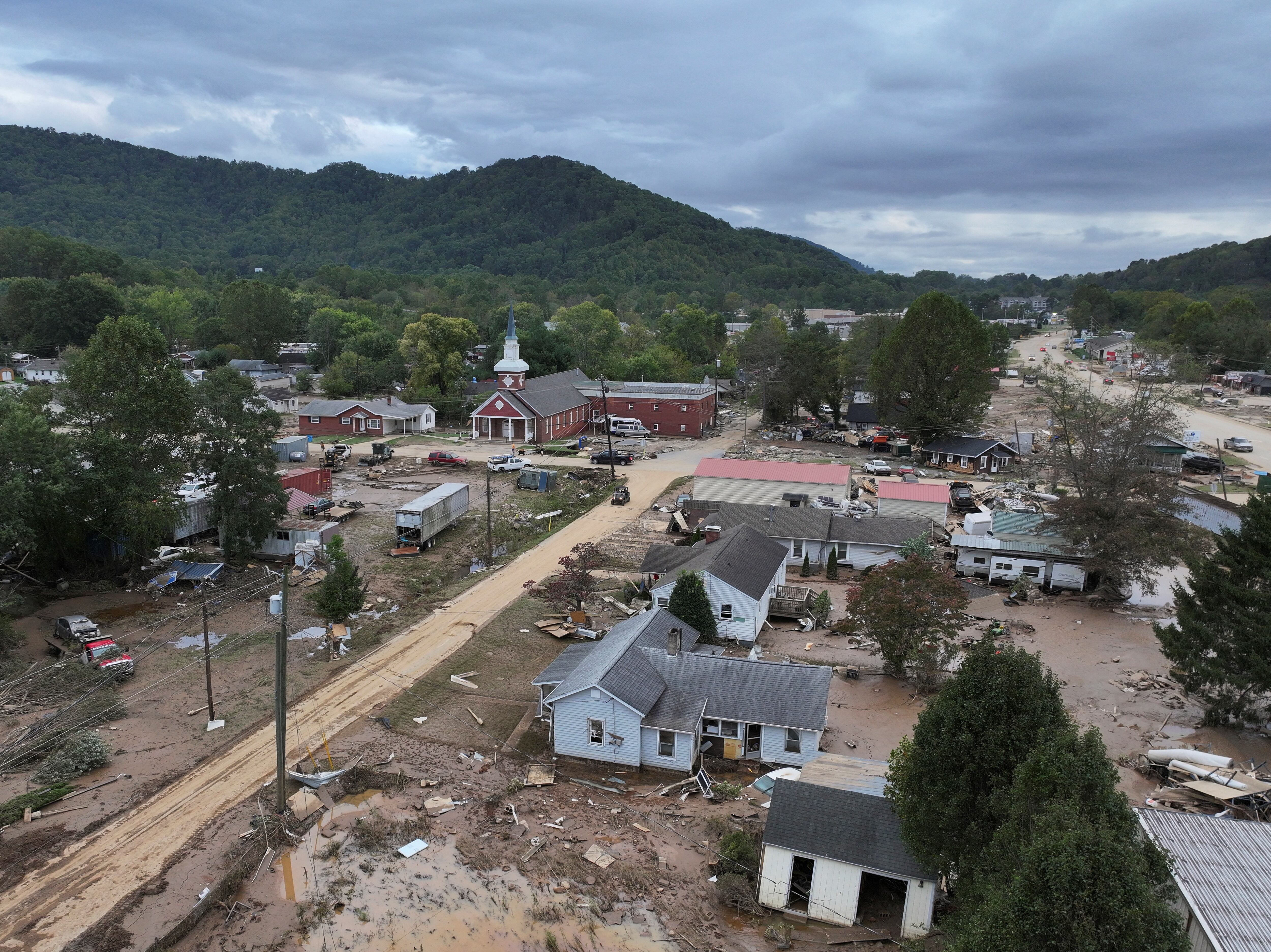 Inundaciones sumergieron casas y vehículos, desplazándolos y dejándolos destrozados a lo largo del río Swannanoa. (REUTERS/Marco Bello)