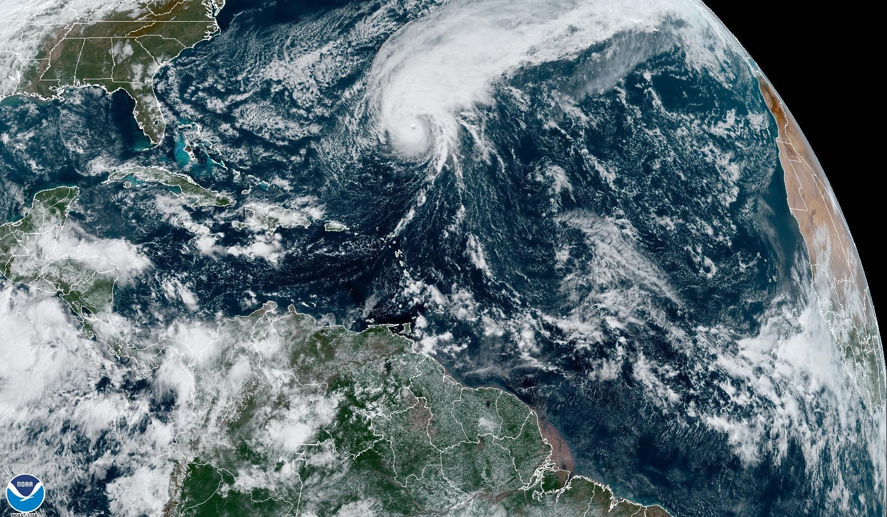 Fotografía satelital cedida por la Oficina Nacional de Administración Oceánica y Atmosférica (NOAA), a través del Centro Nacional de Huracanes (NHC) de Estados Unidos (EFE/NHC)
